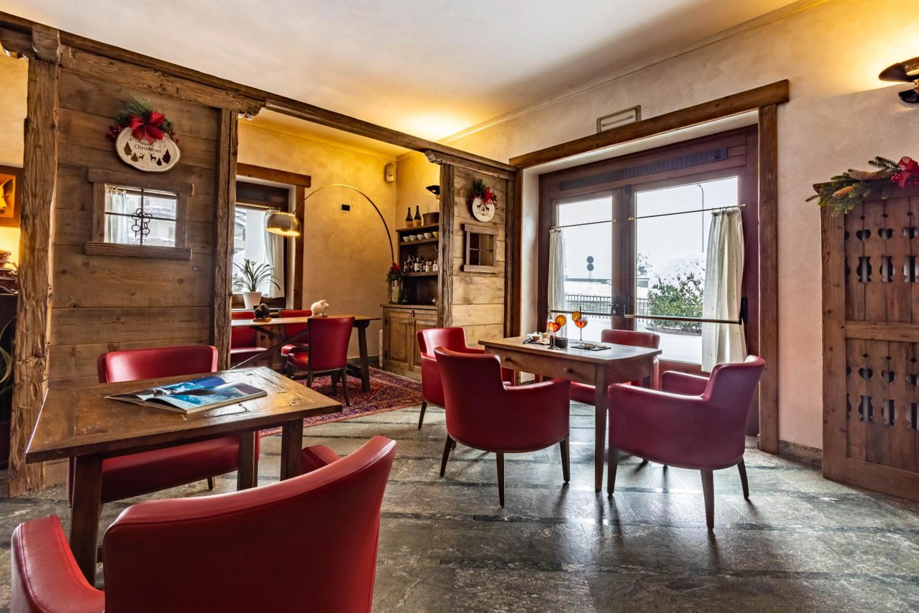 Lobby or reception in Hotel & Restaurant Le Charaban