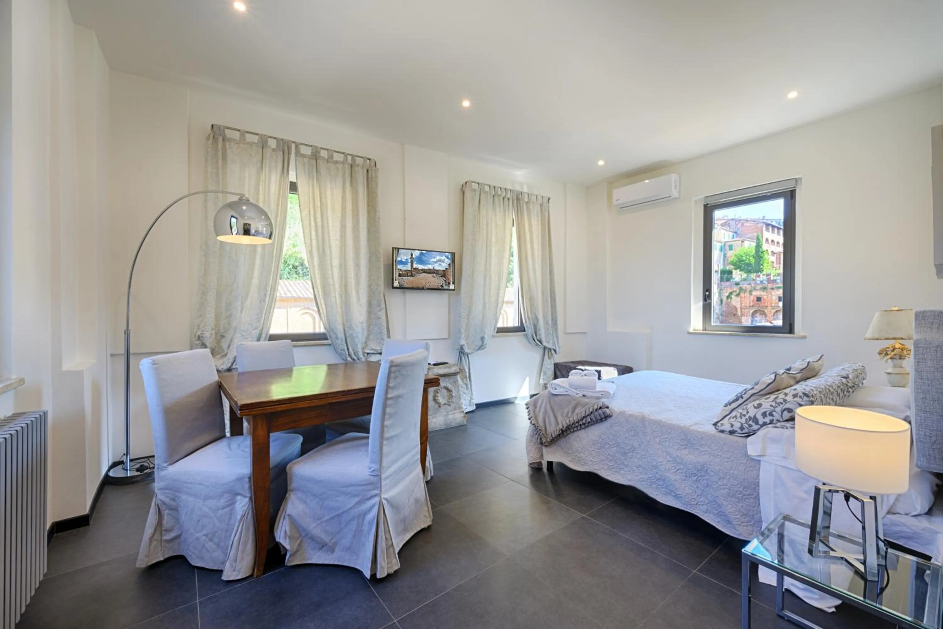 Living room, Bed in Siena Vip B&B