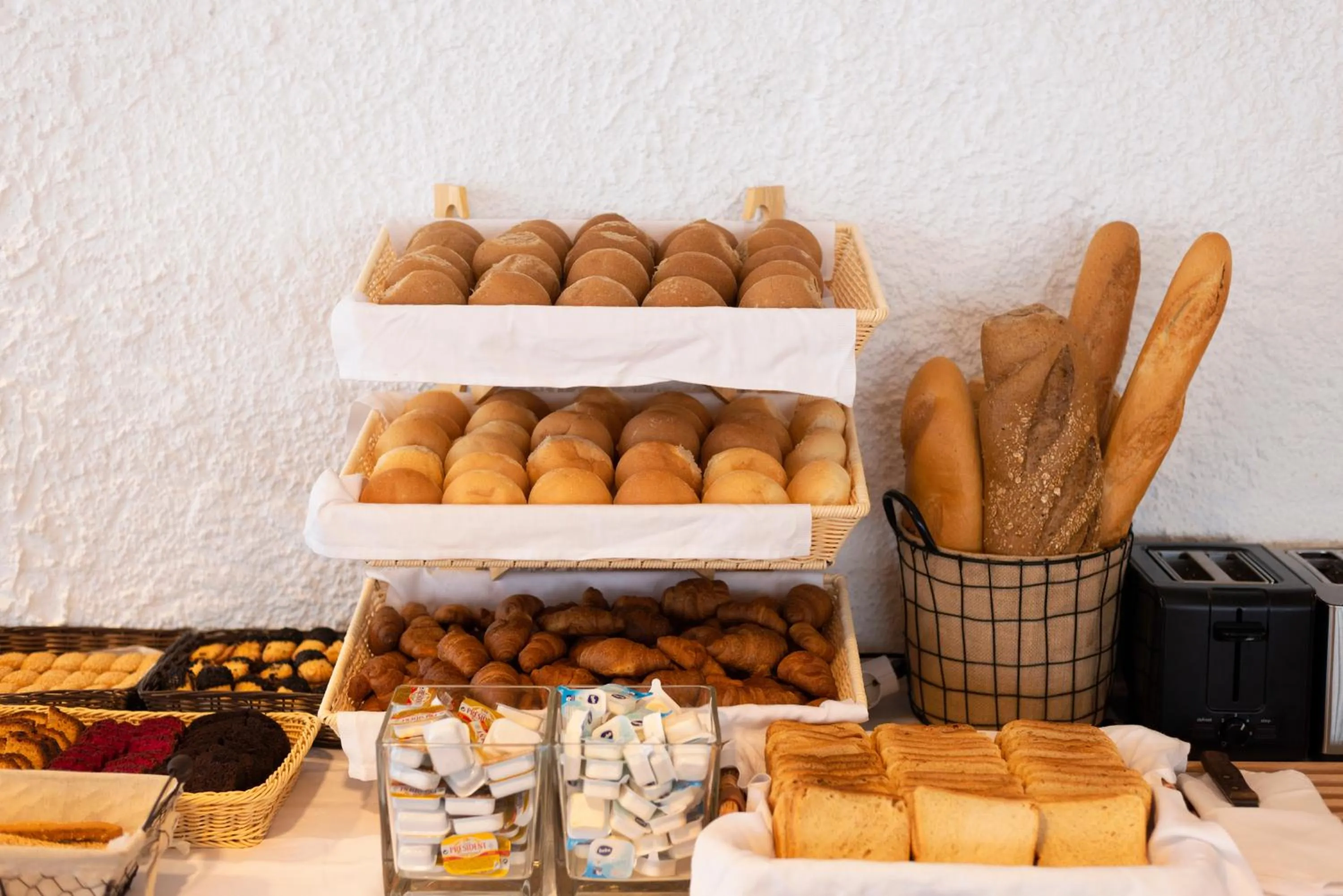 Restaurant/places to eat in Athena Hotel