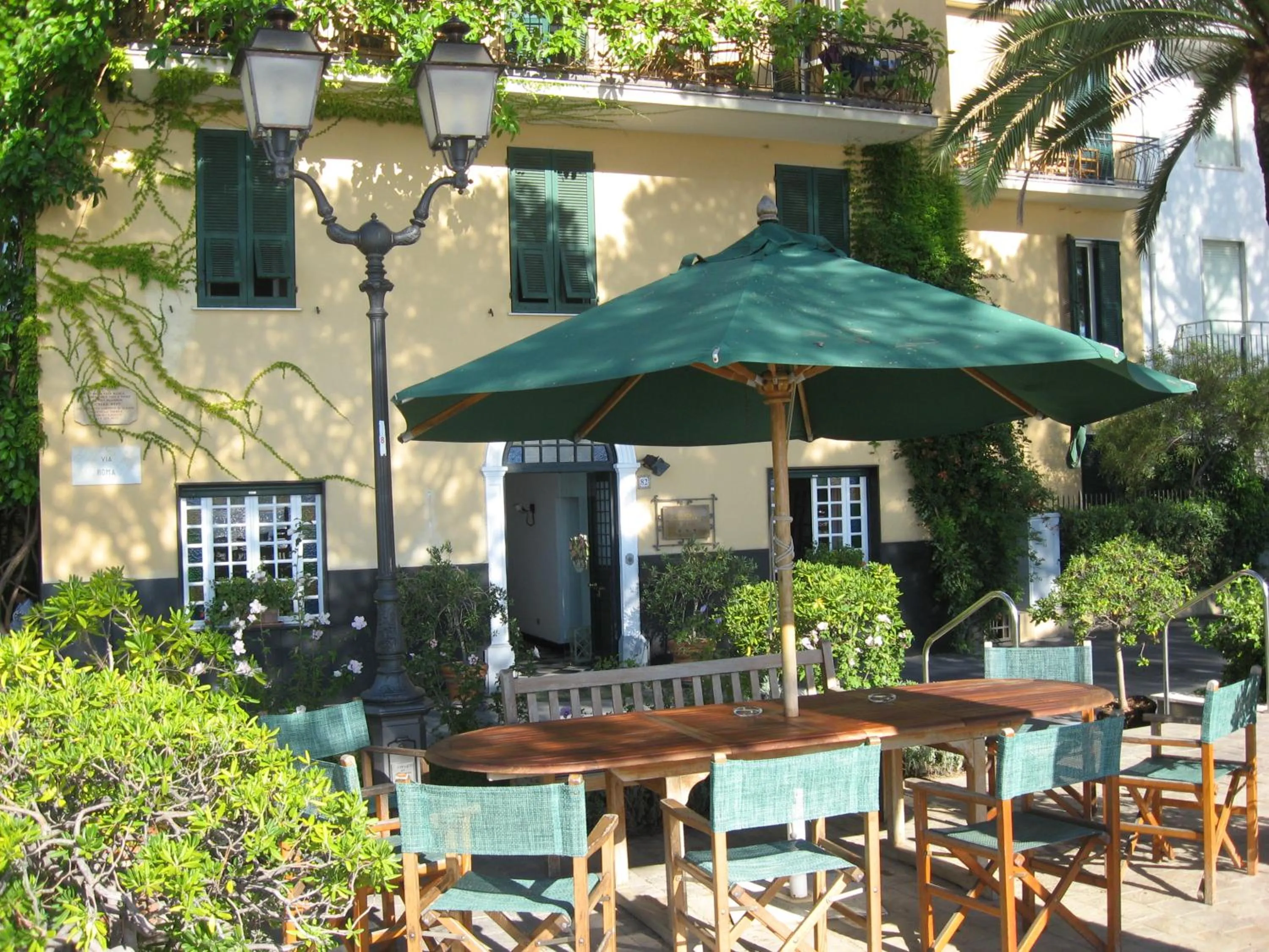 Patio in Hotel Beau Rivage