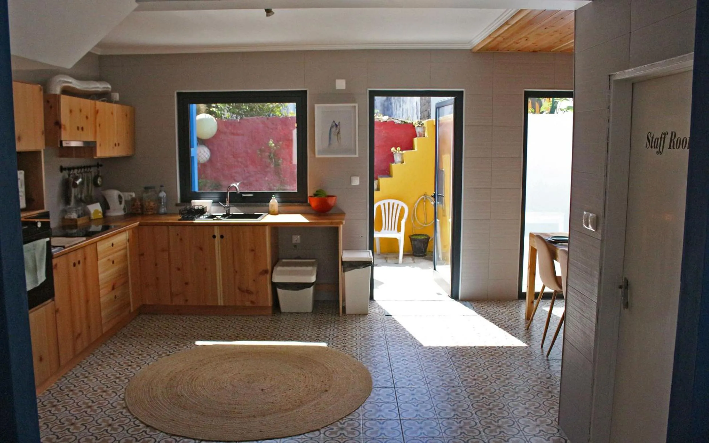 Communal lounge/ TV room in Porto Pim Guest House