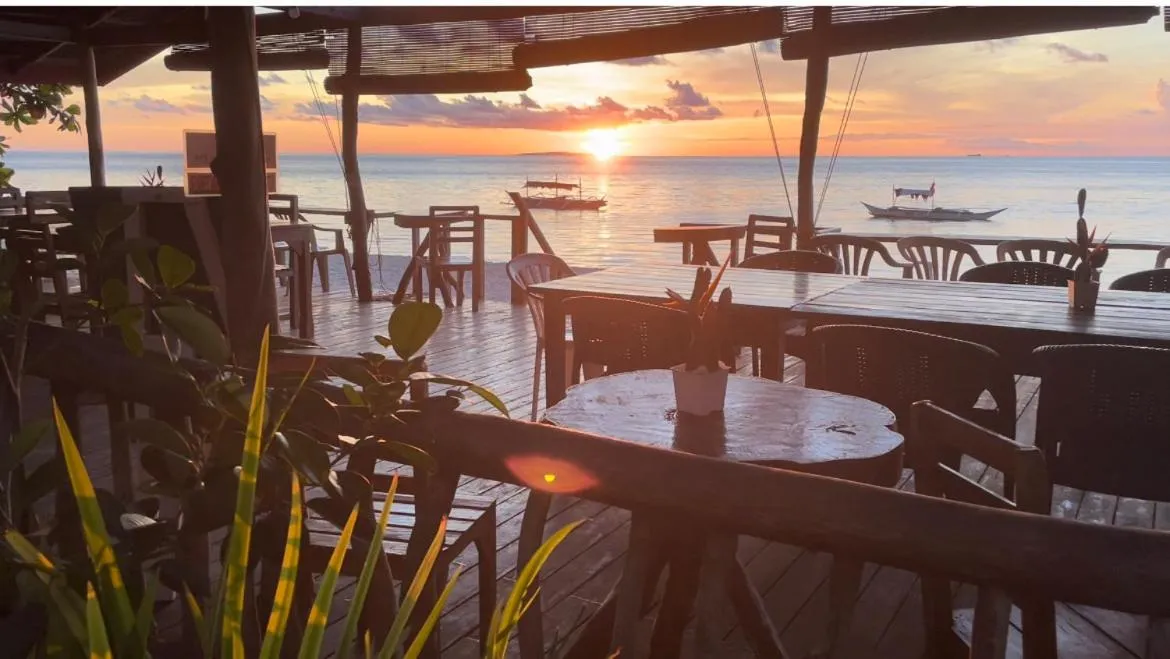 Restaurant/places to eat in White Beach Front and Cottages