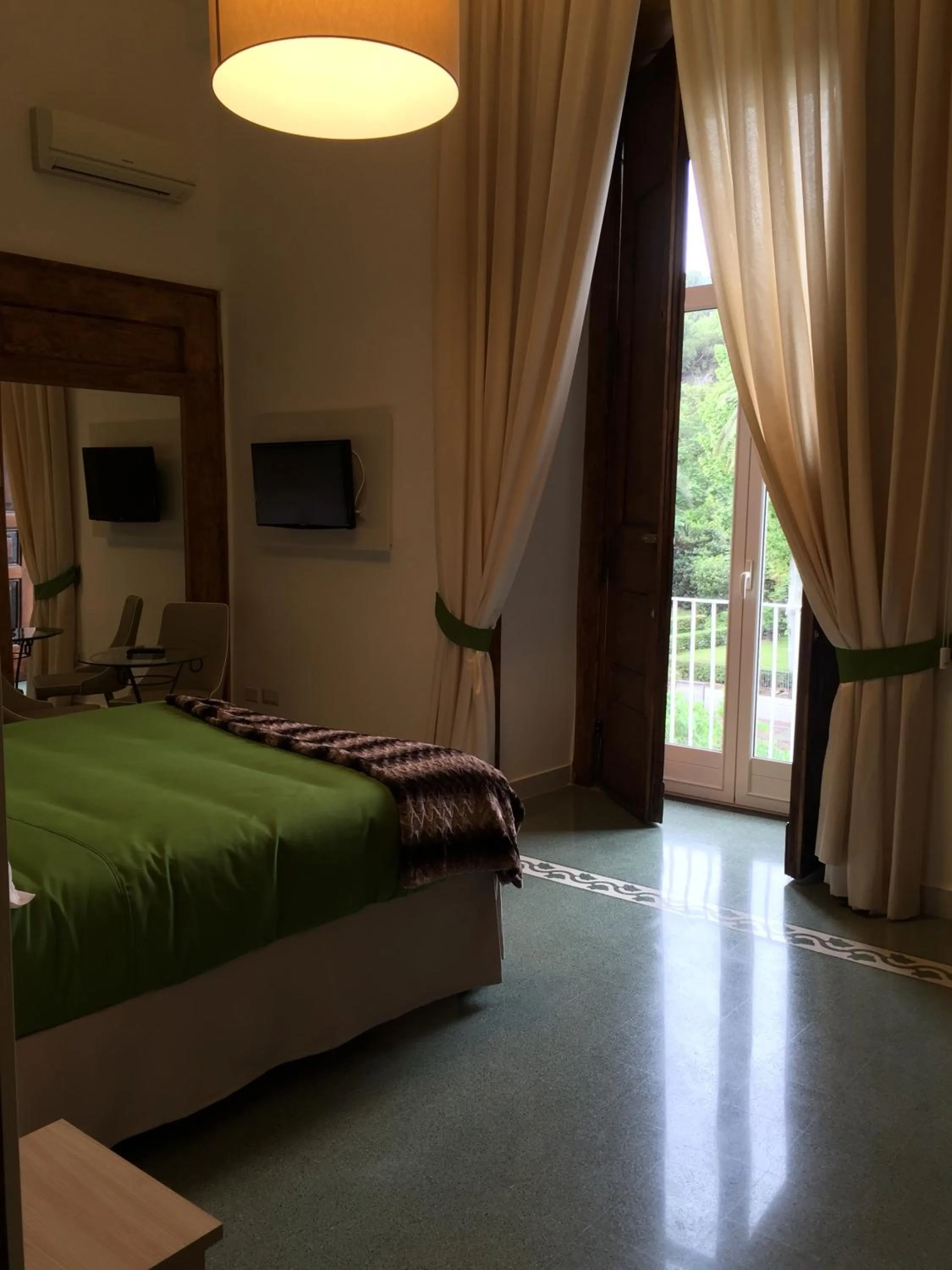 Balcony/Terrace, Bed in B&B Napolimilionaria Foria 242