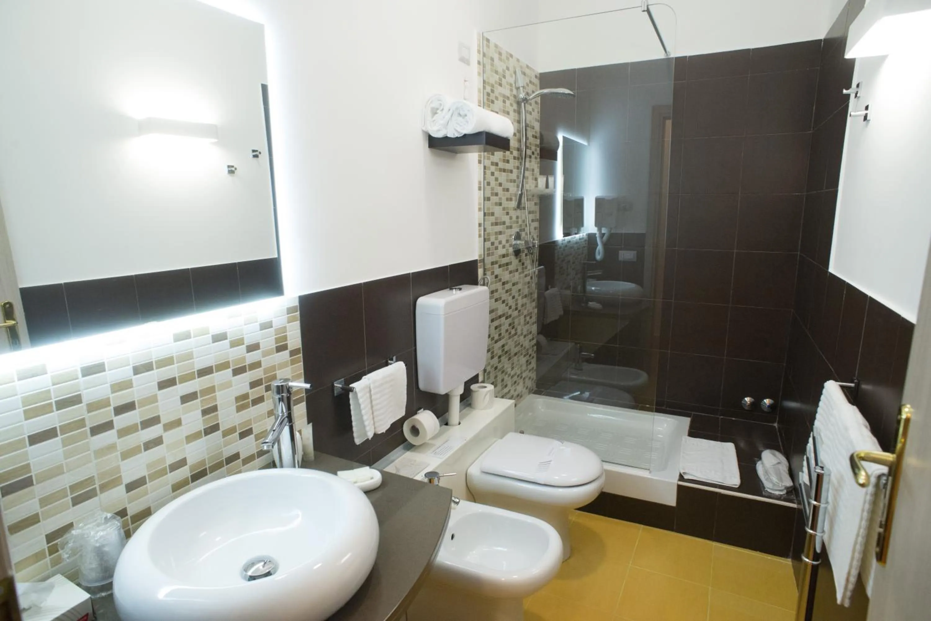 Bathroom in B&B Napolimilionaria Foria 242