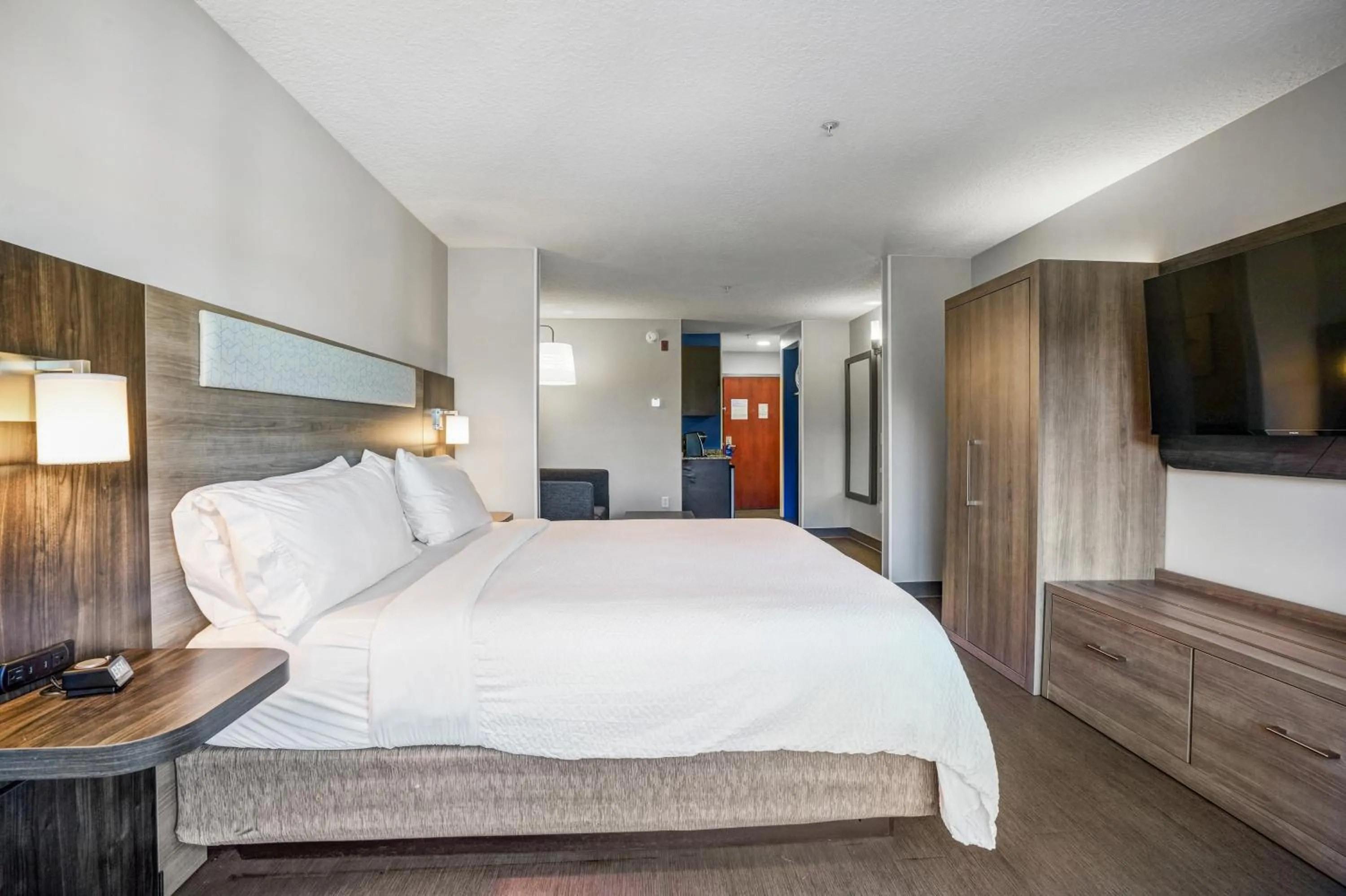 Bed in Holiday Inn Express & Suites Jacksonville - Atlantic Beach by IHG