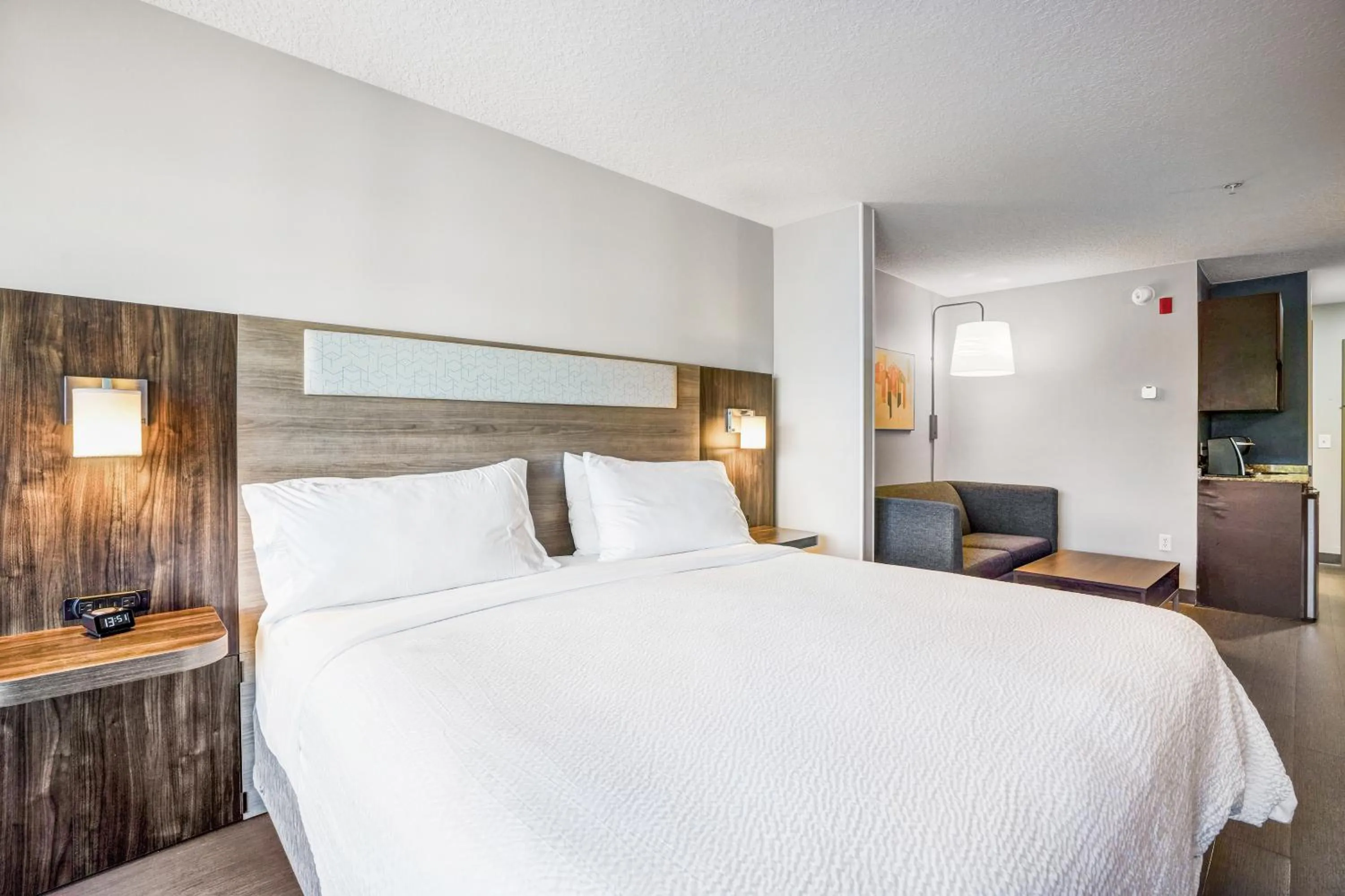 Bed in Holiday Inn Express & Suites Jacksonville - Atlantic Beach by IHG