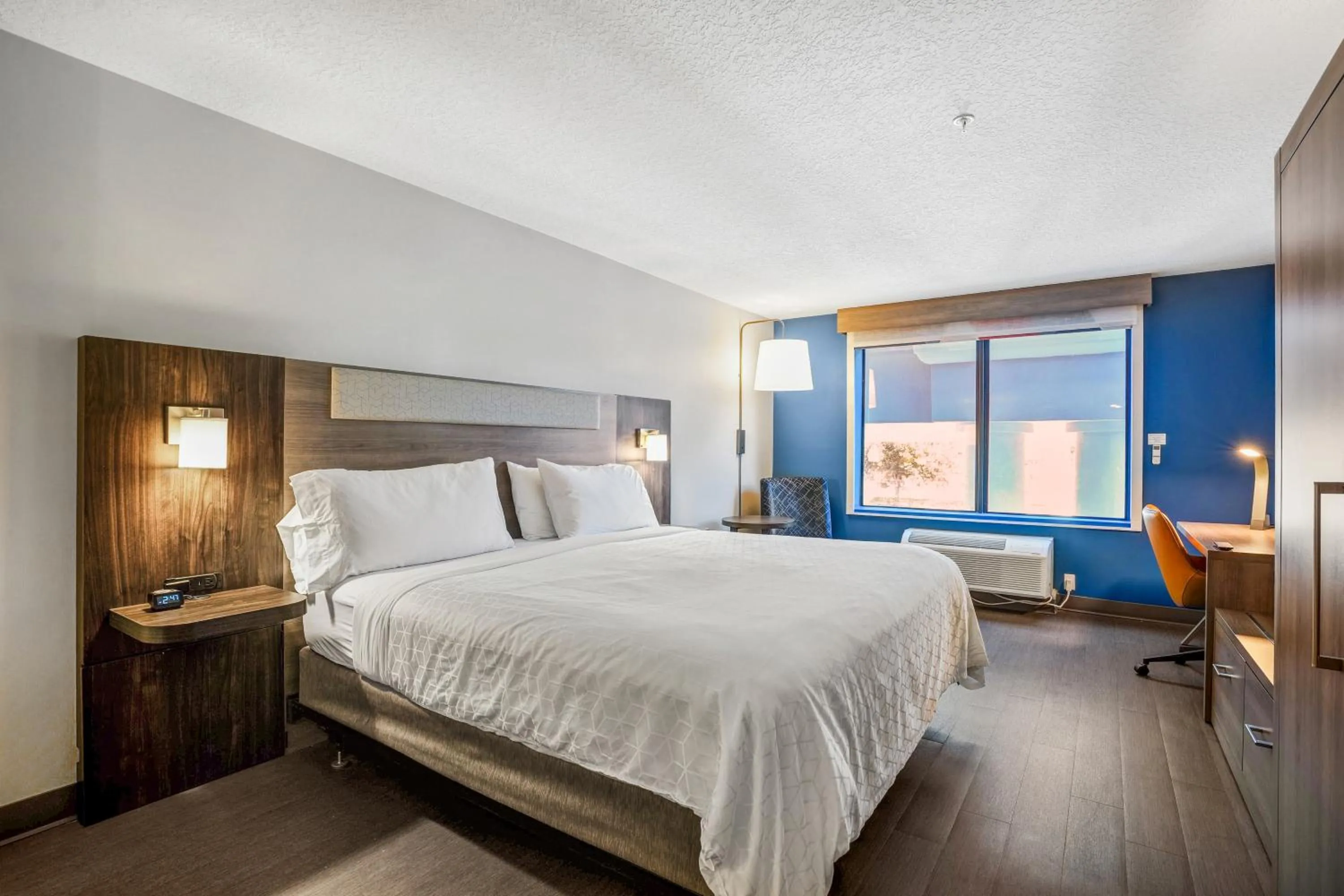 Bed in Holiday Inn Express & Suites Jacksonville - Atlantic Beach by IHG