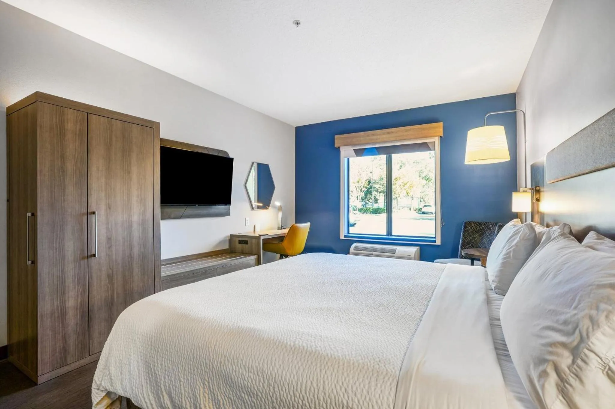 Photo of the whole room, Bed in Holiday Inn Express & Suites Jacksonville - Atlantic Beach by IHG