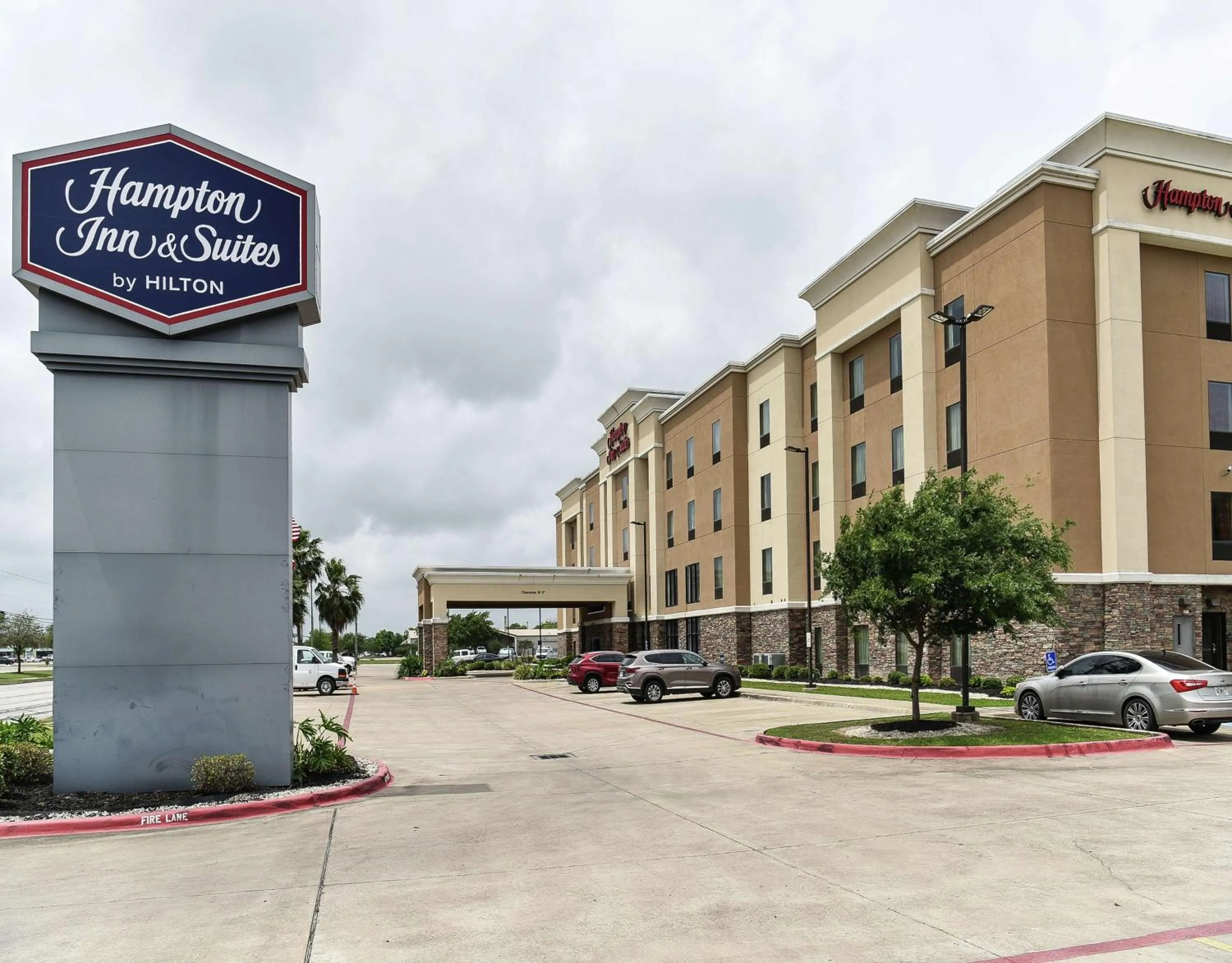 Property building in Hampton Inn & Suites Bay City