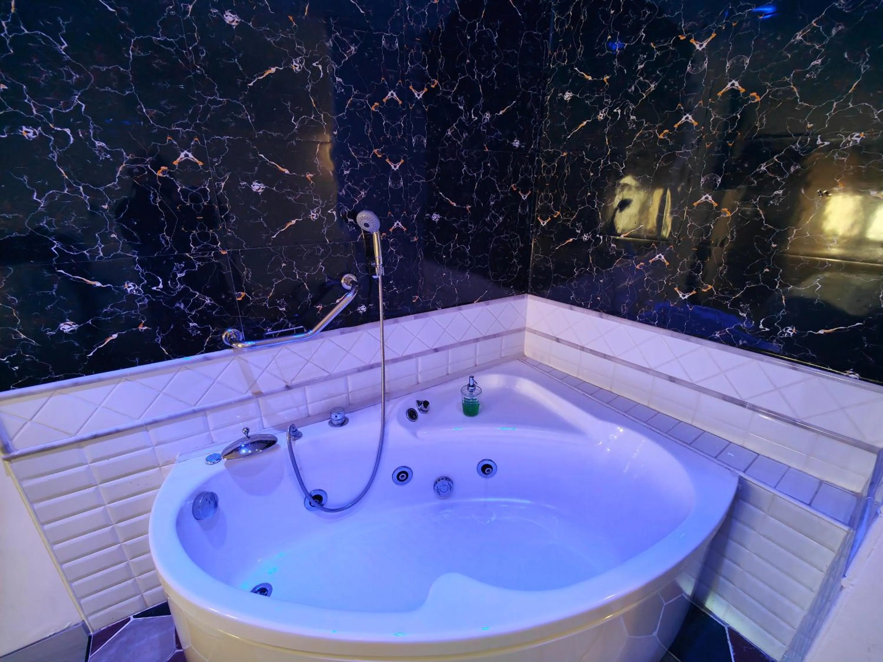 Hot Tub in Aparthotel Dei Mercanti