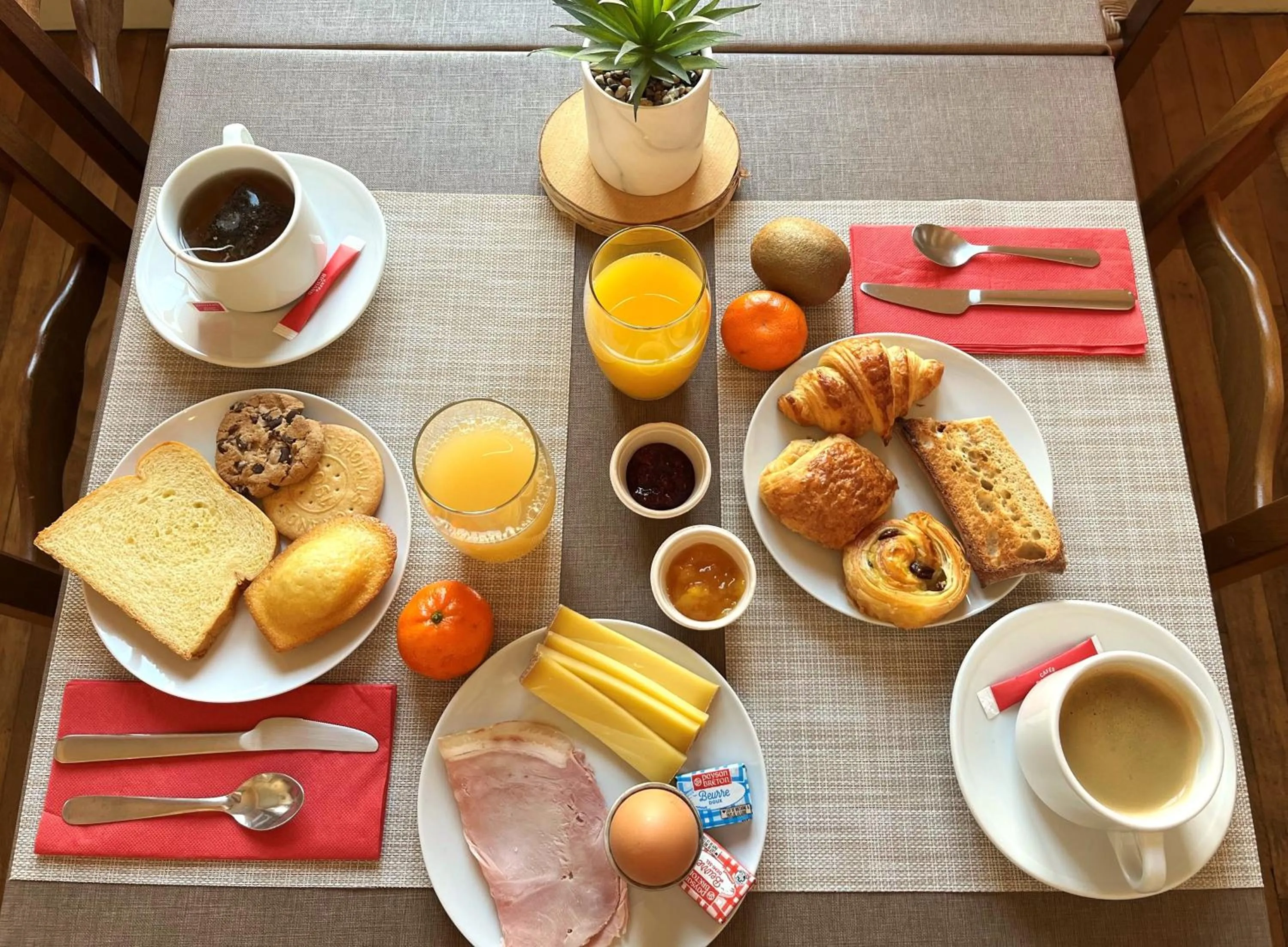 Breakfast in Logis Hôtel Le Saint Florent