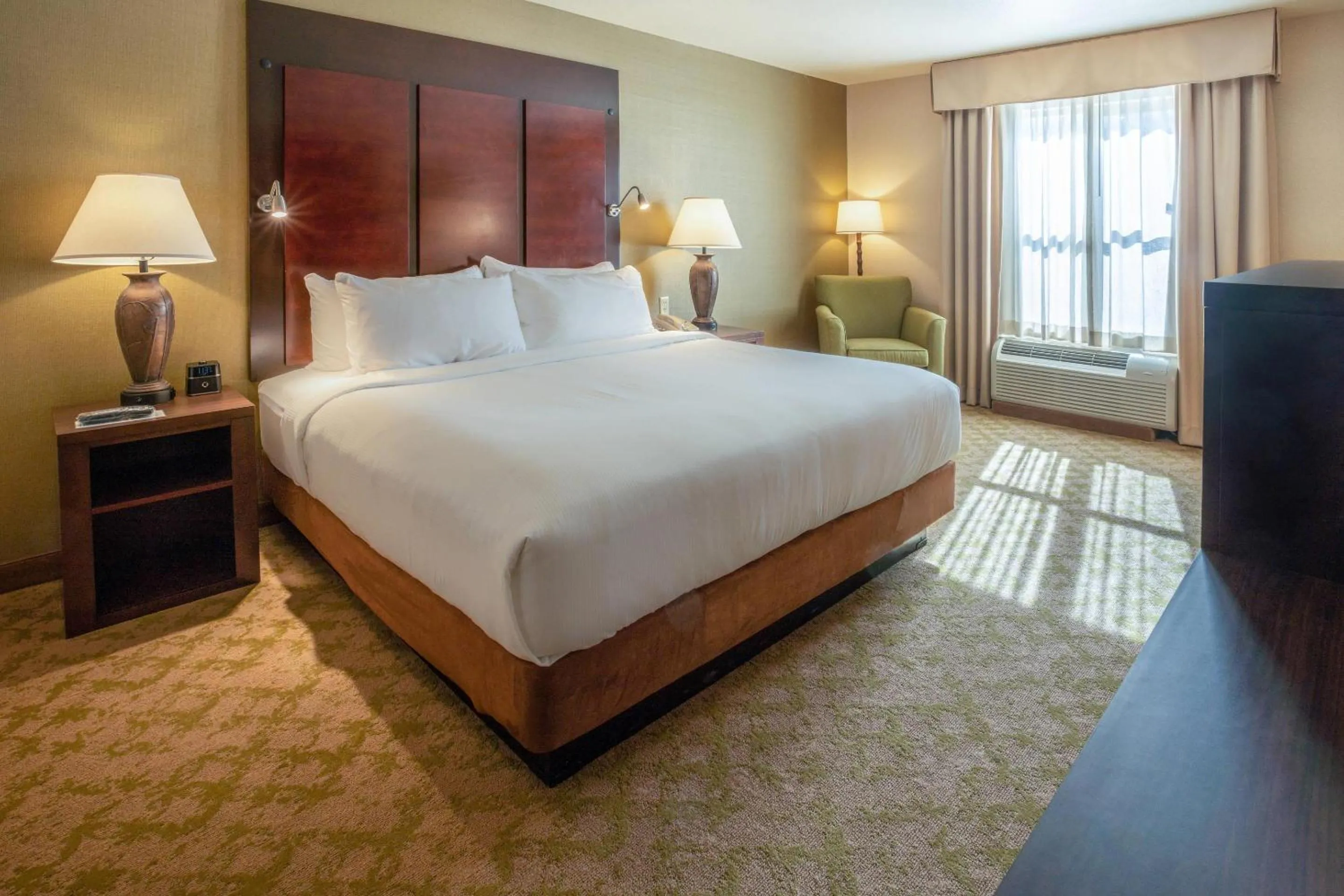 Bedroom, Bed in Gold Miners Inn Grass Valley, an Ascend Collection Hotel