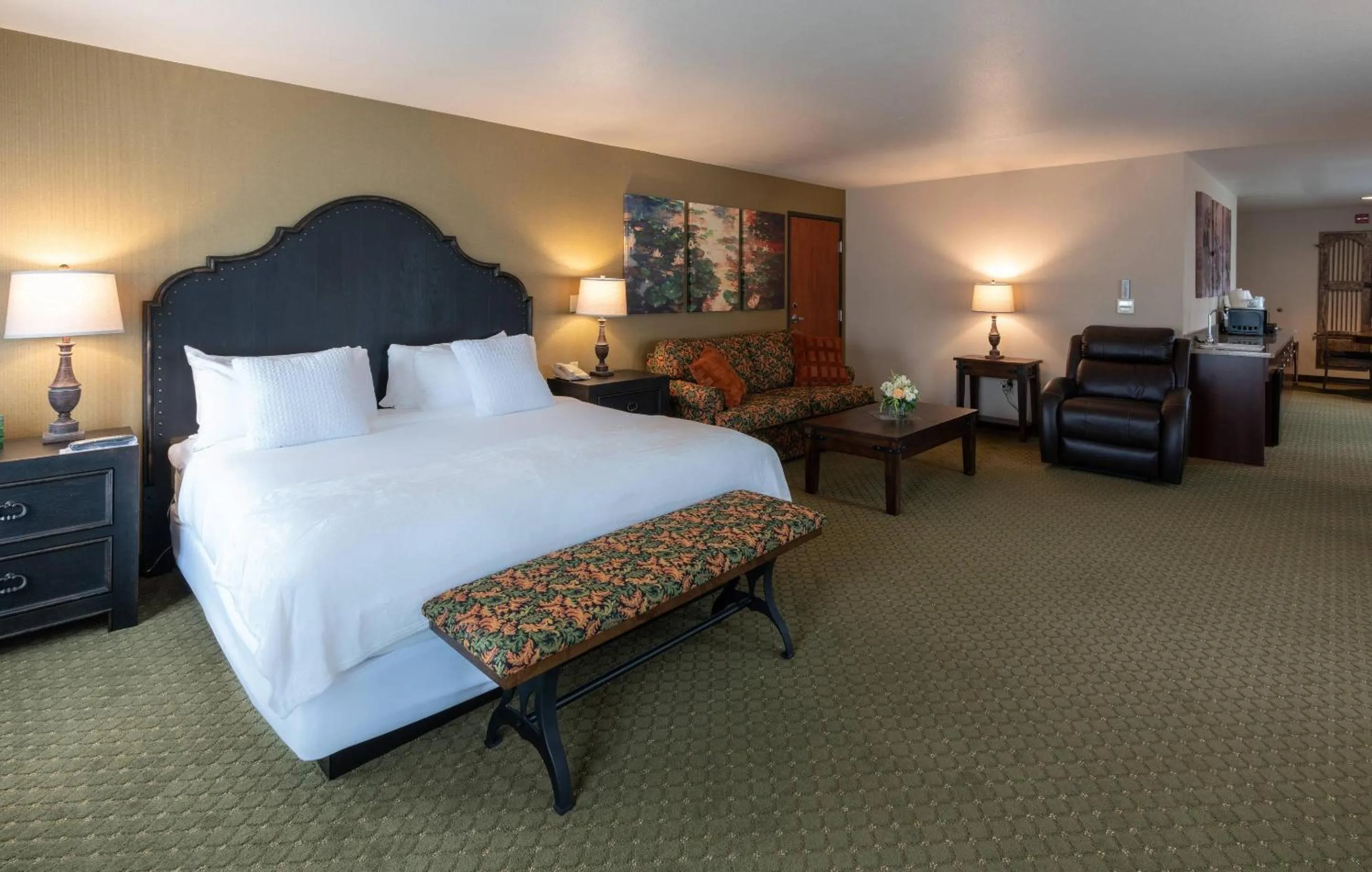 Bedroom, Bed in Gold Miners Inn Grass Valley, an Ascend Collection Hotel
