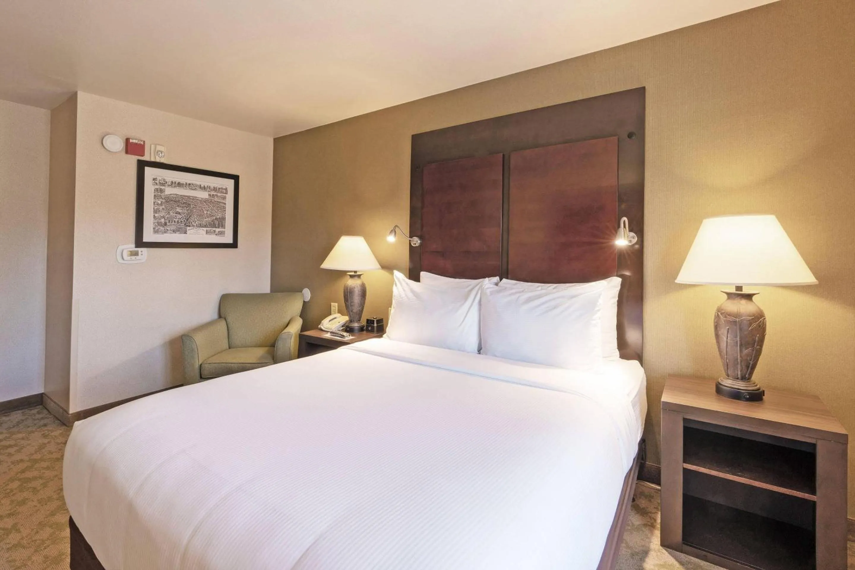 Bedroom, Bed in Gold Miners Inn Grass Valley, an Ascend Collection Hotel