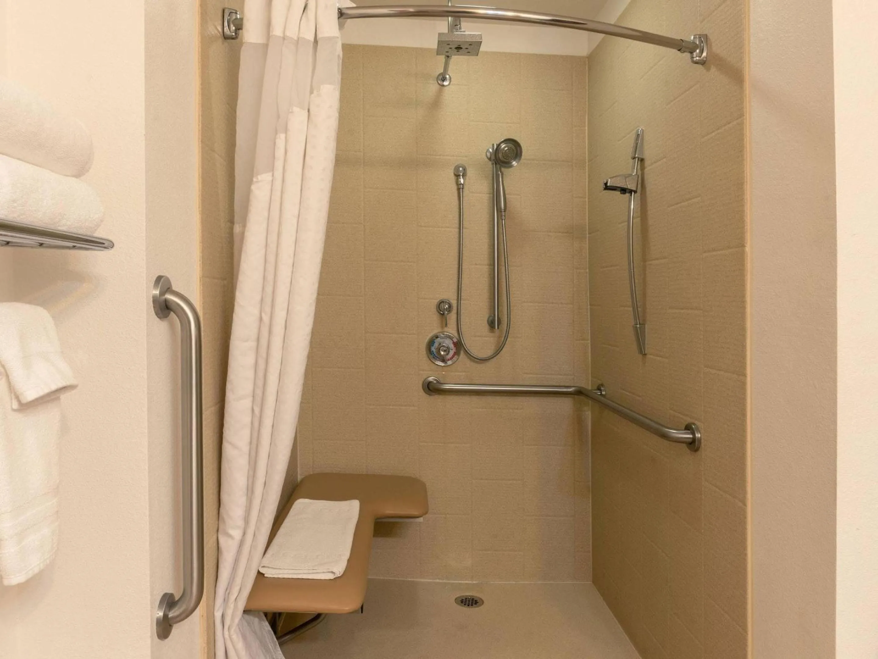 Bedroom in Gold Miners Inn Grass Valley, an Ascend Collection Hotel
