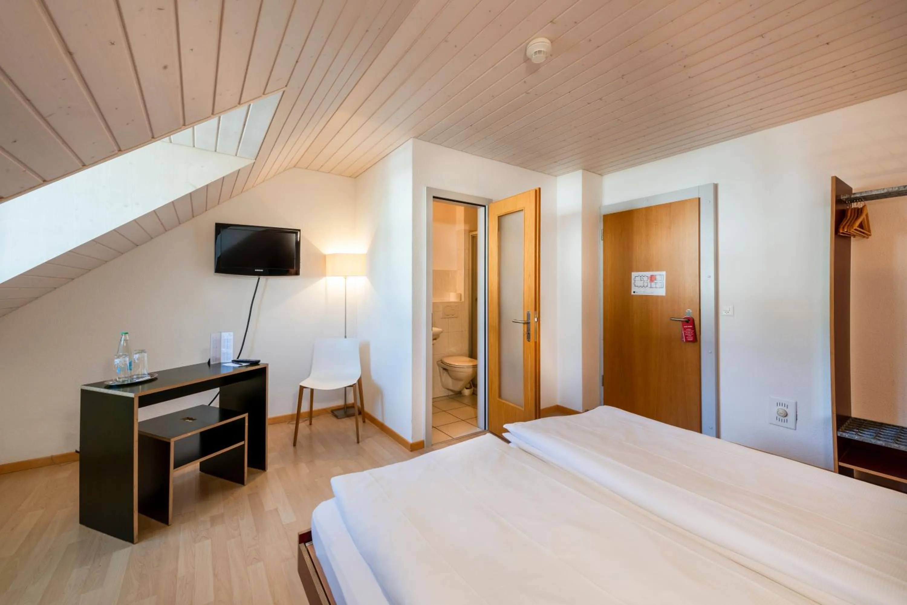 TV and multimedia, Bed in Bären Self Check-in Hotel