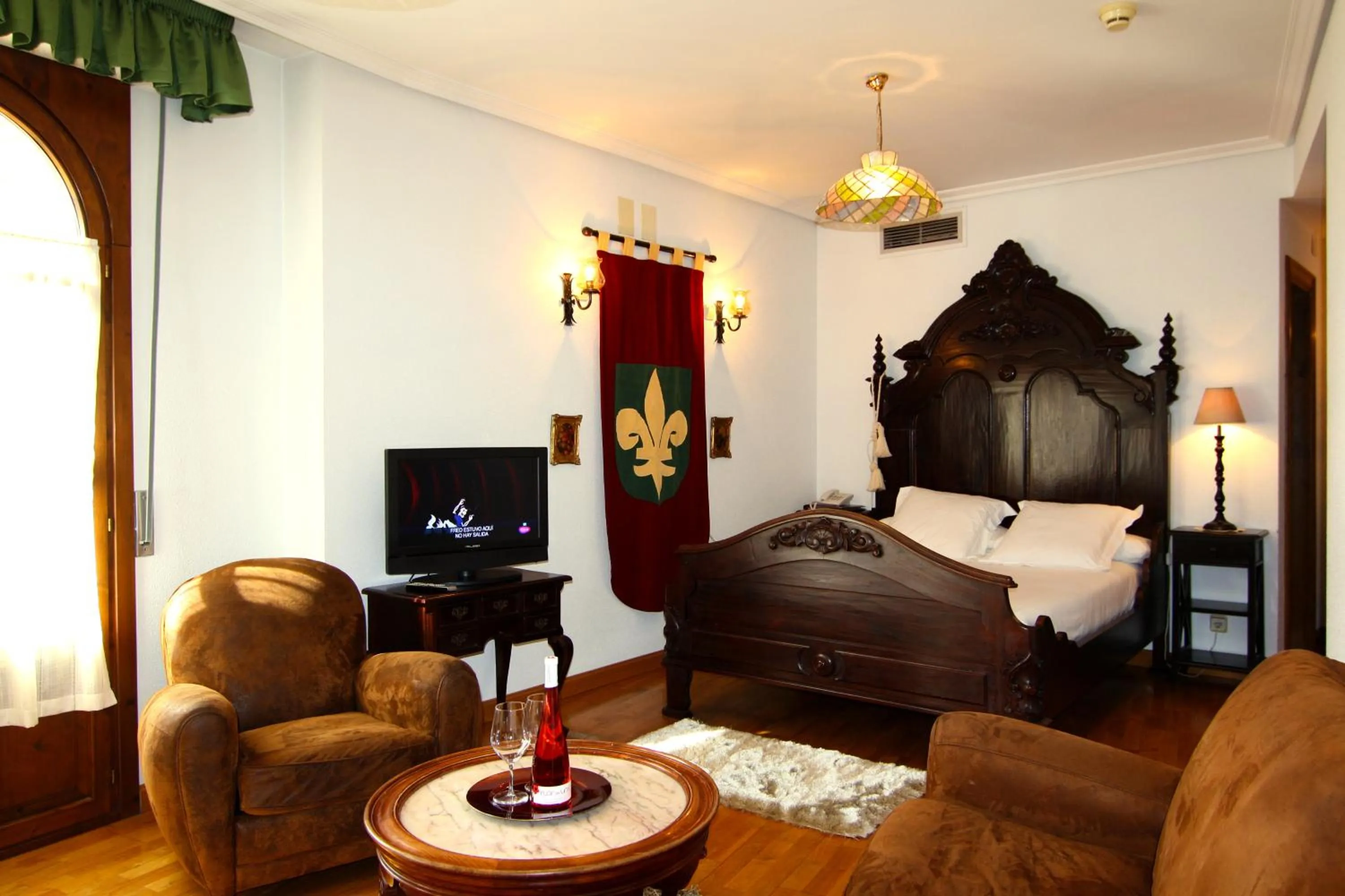 Day, Bed in Hotel Merindad de Olite