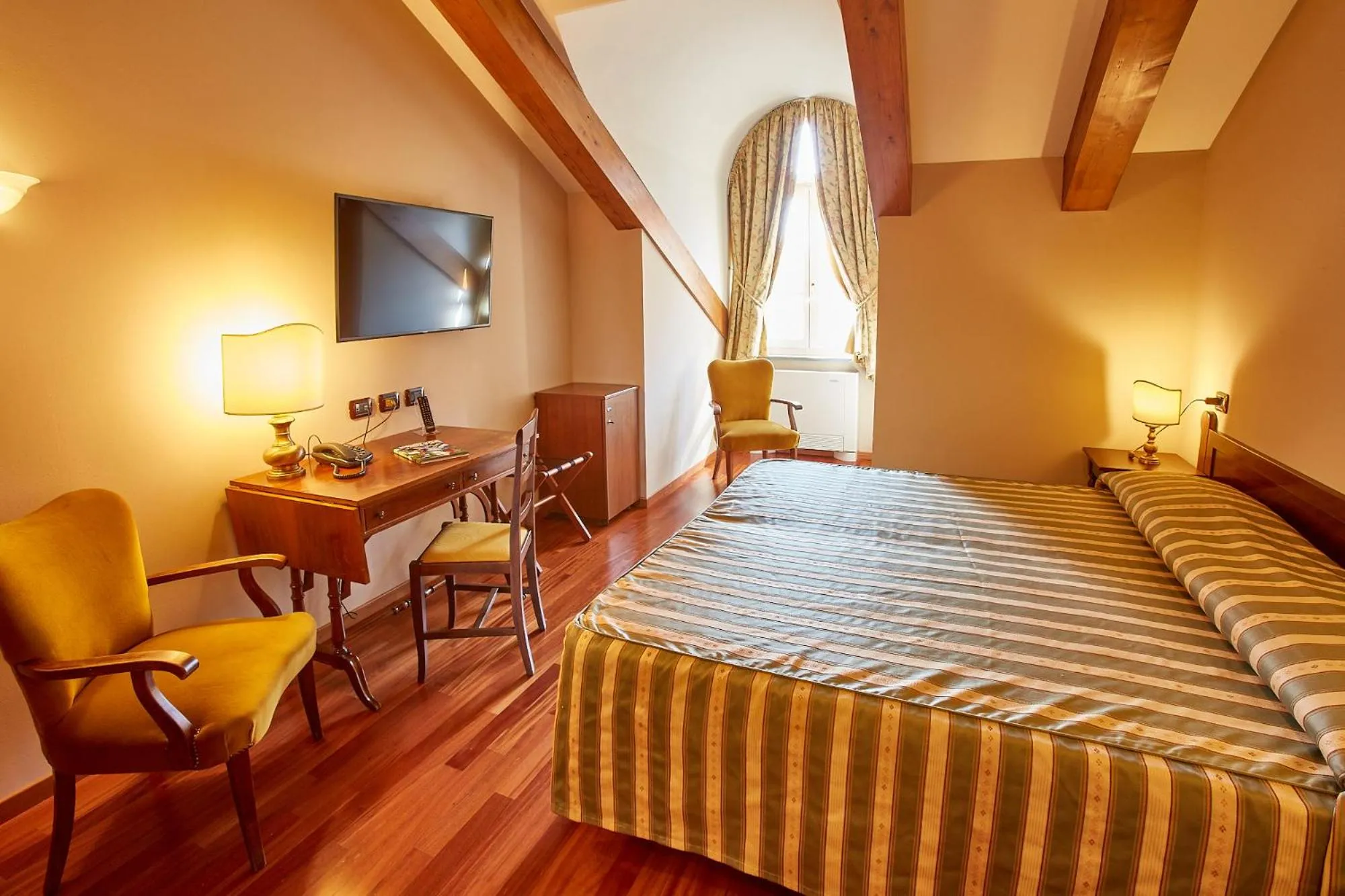 Communal lounge/ TV room, Bed in Liberty Hotel