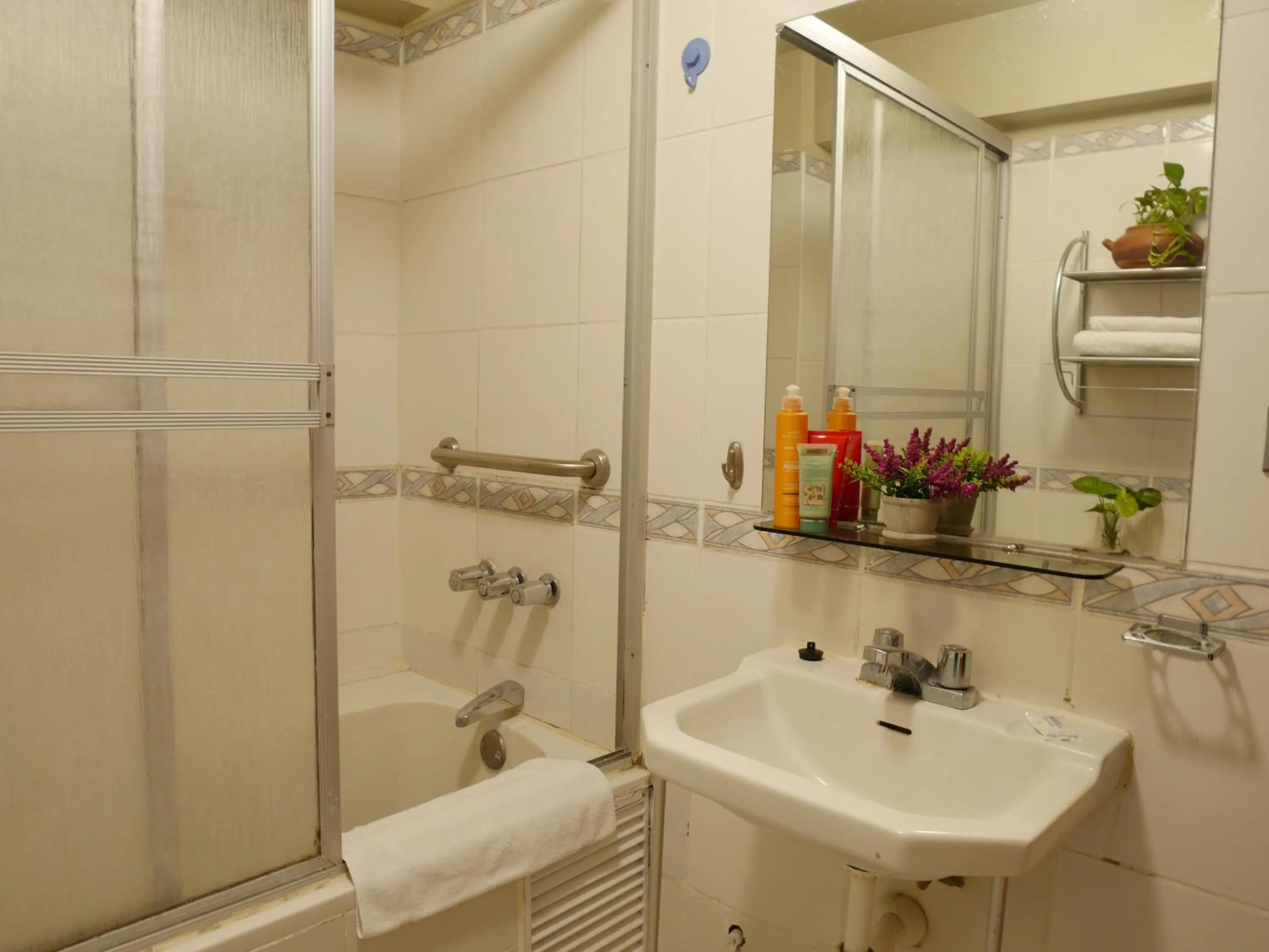 Bathroom in Suite Service Apart Hotel