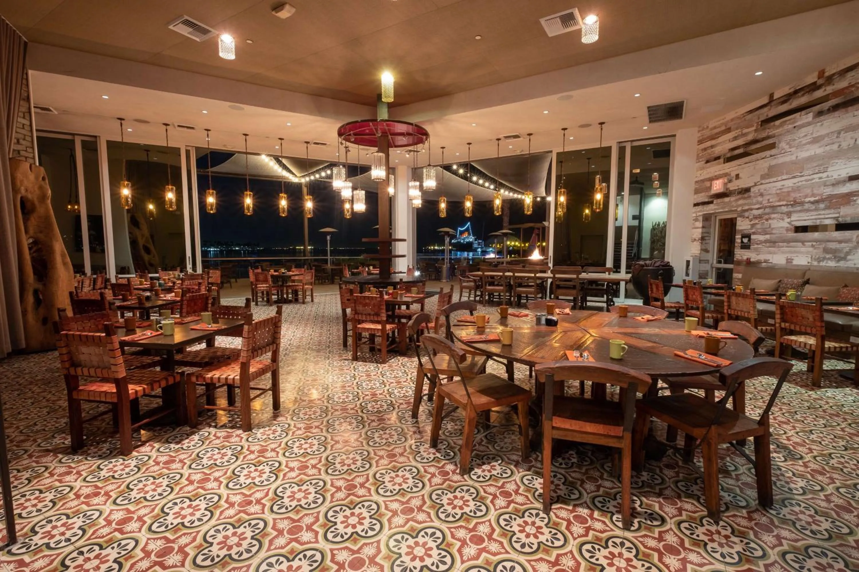 Restaurant/places to eat in Hotel Maya