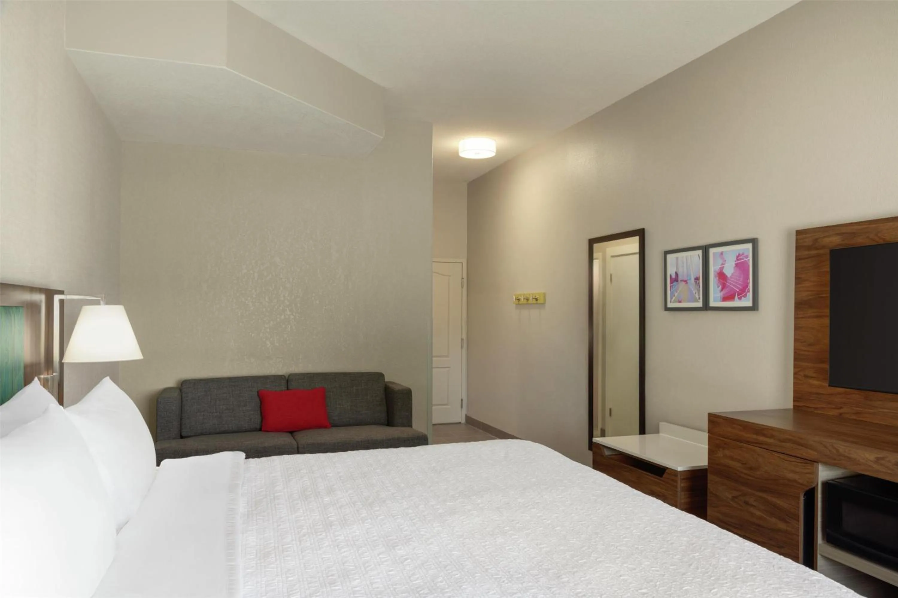 Living room, Bed in Hampton Inn Derby-Wichita Southeast