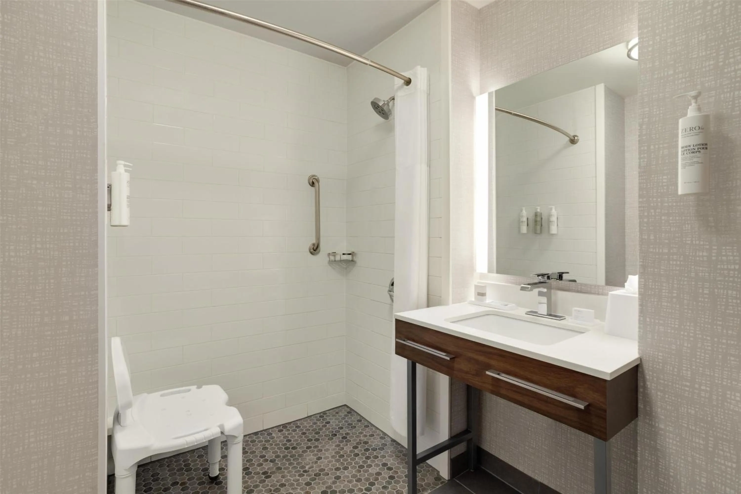 Bathroom in Hampton Inn Derby-Wichita Southeast