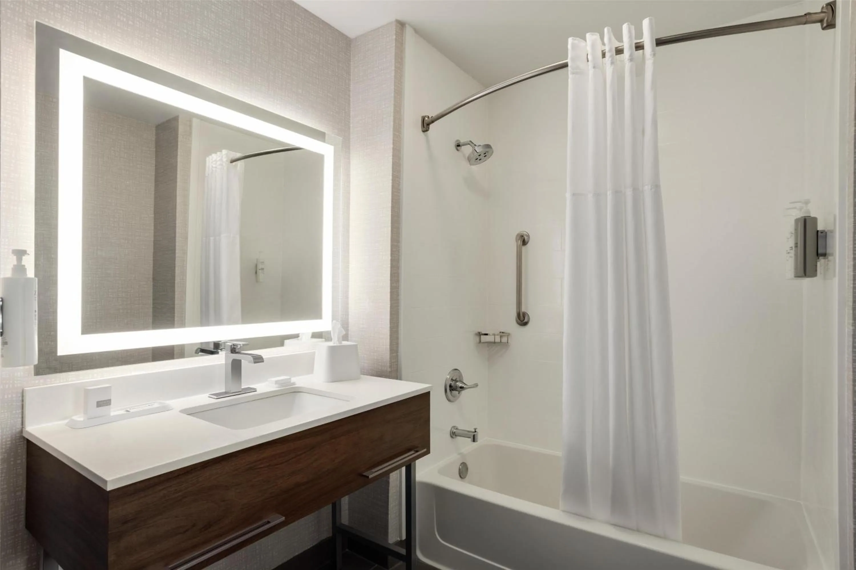 Bathroom in Hampton Inn Derby-Wichita Southeast