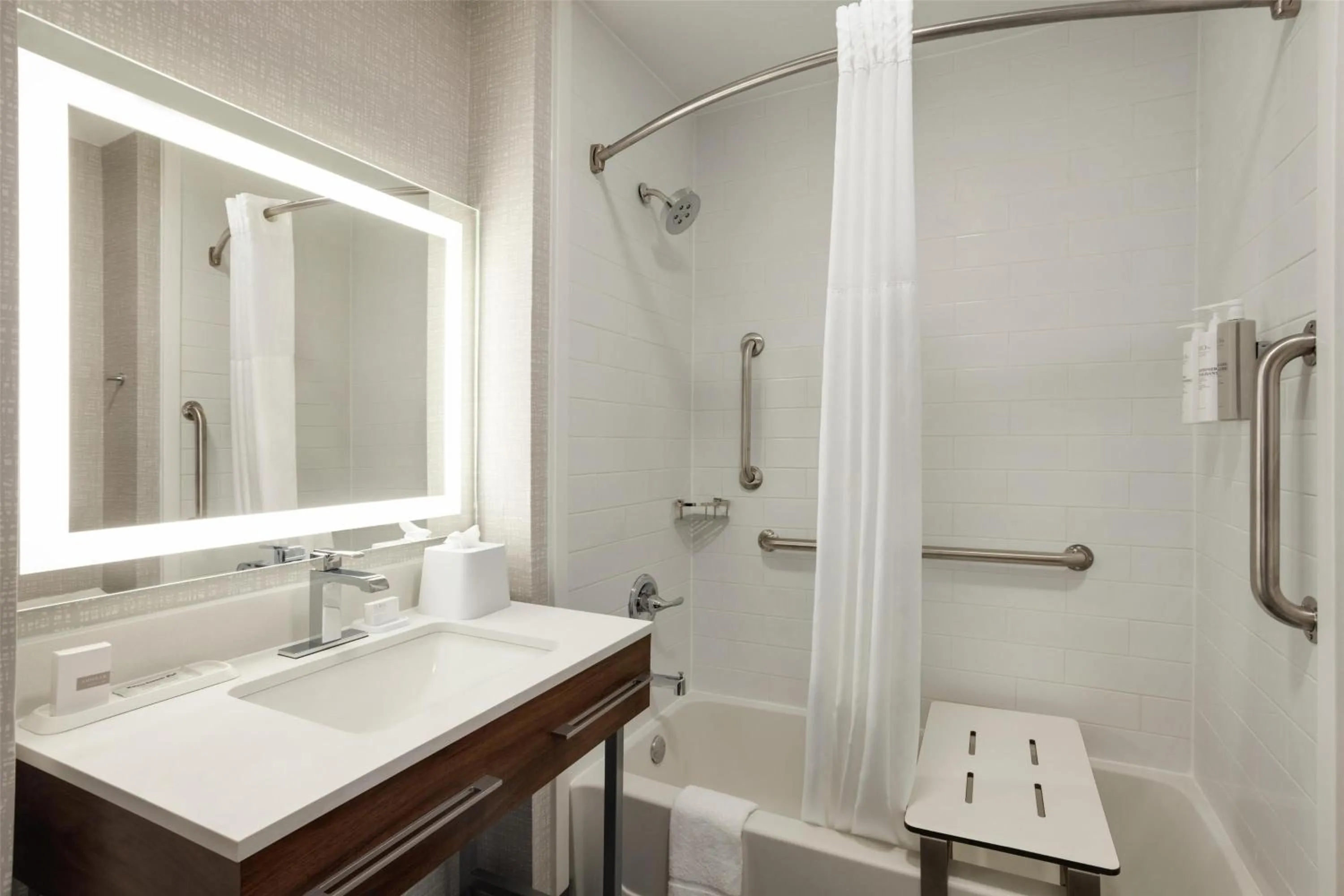 Bathroom in Hampton Inn Derby-Wichita Southeast