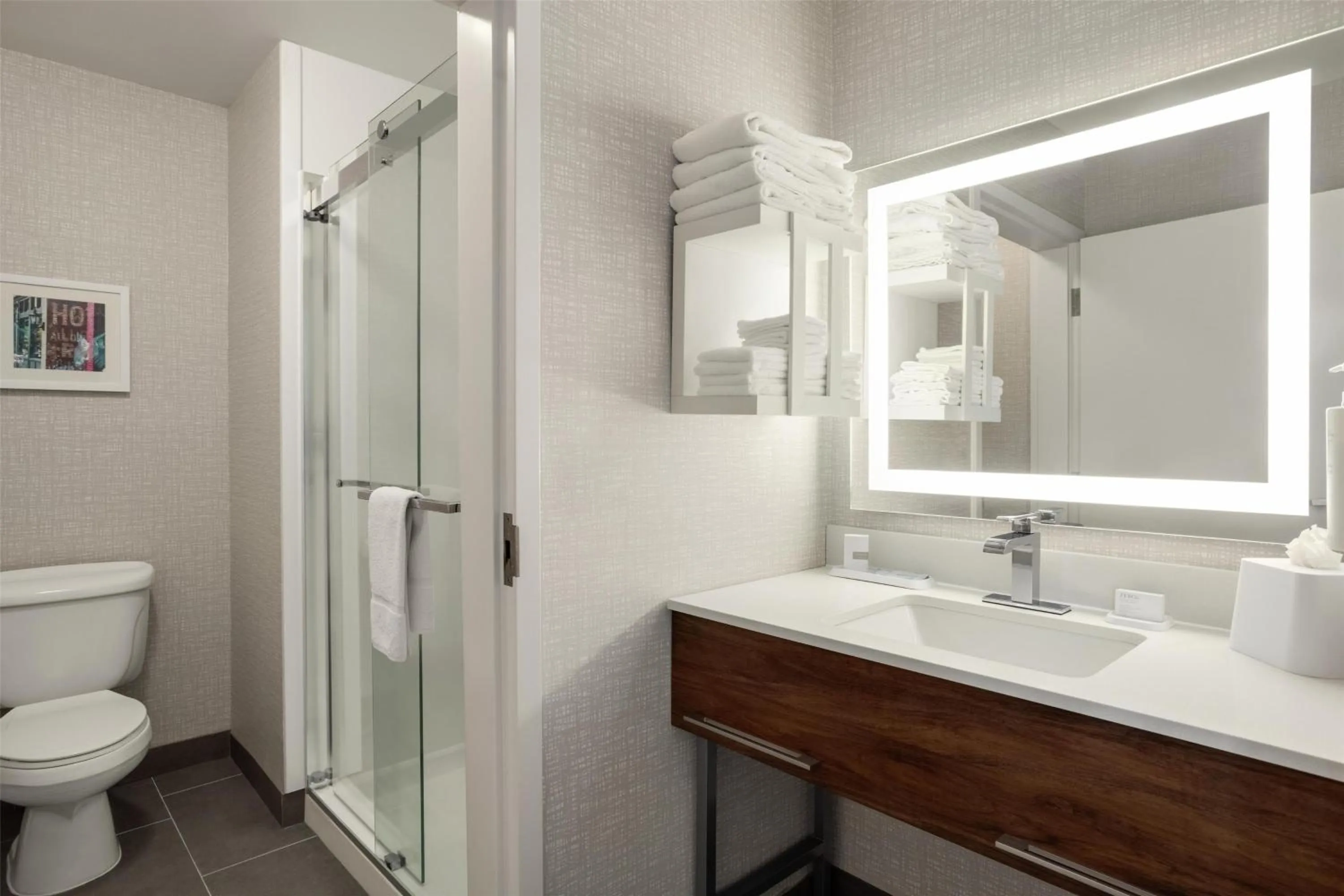 Bathroom in Hampton Inn Derby-Wichita Southeast