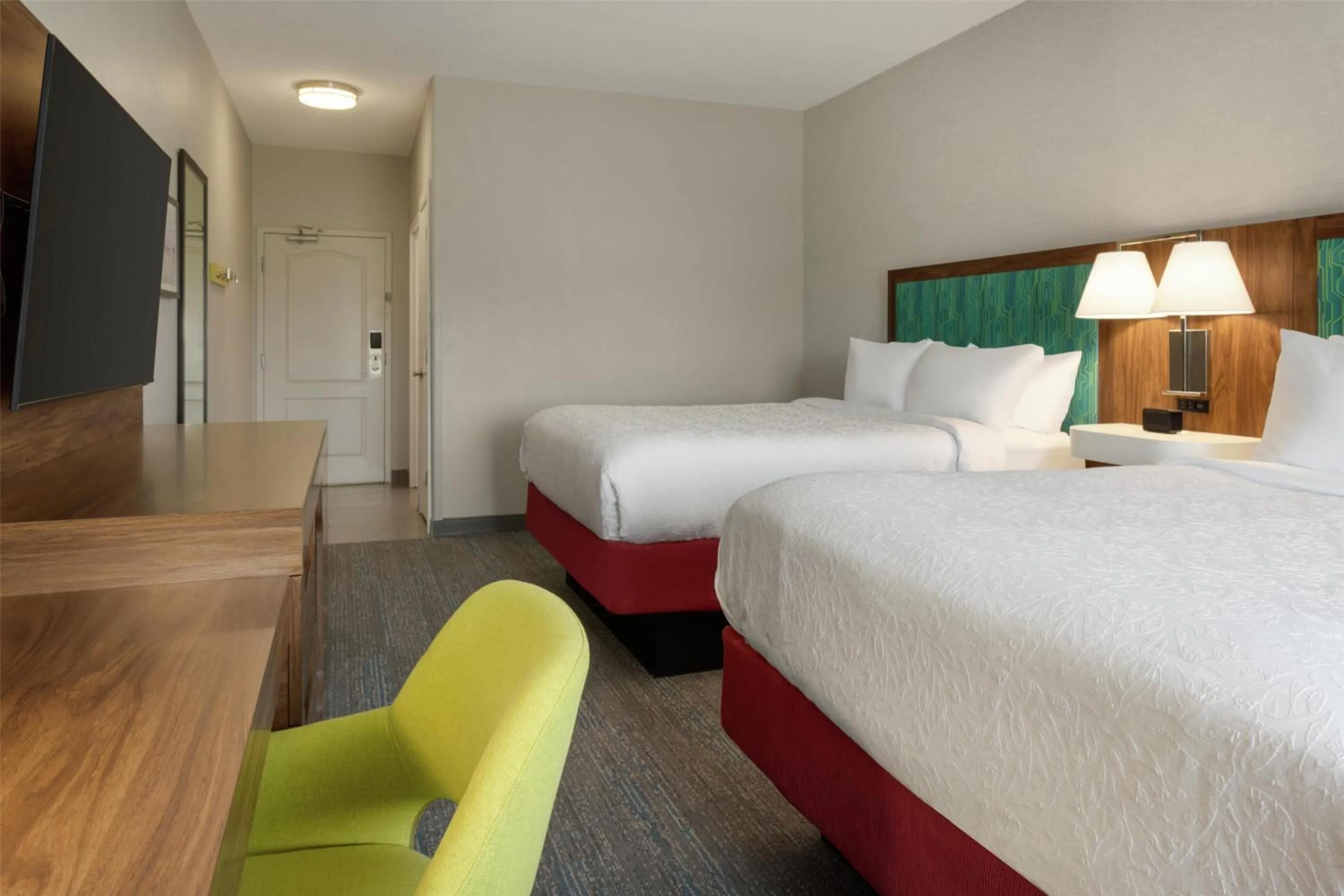 Bed in Hampton Inn Derby-Wichita Southeast