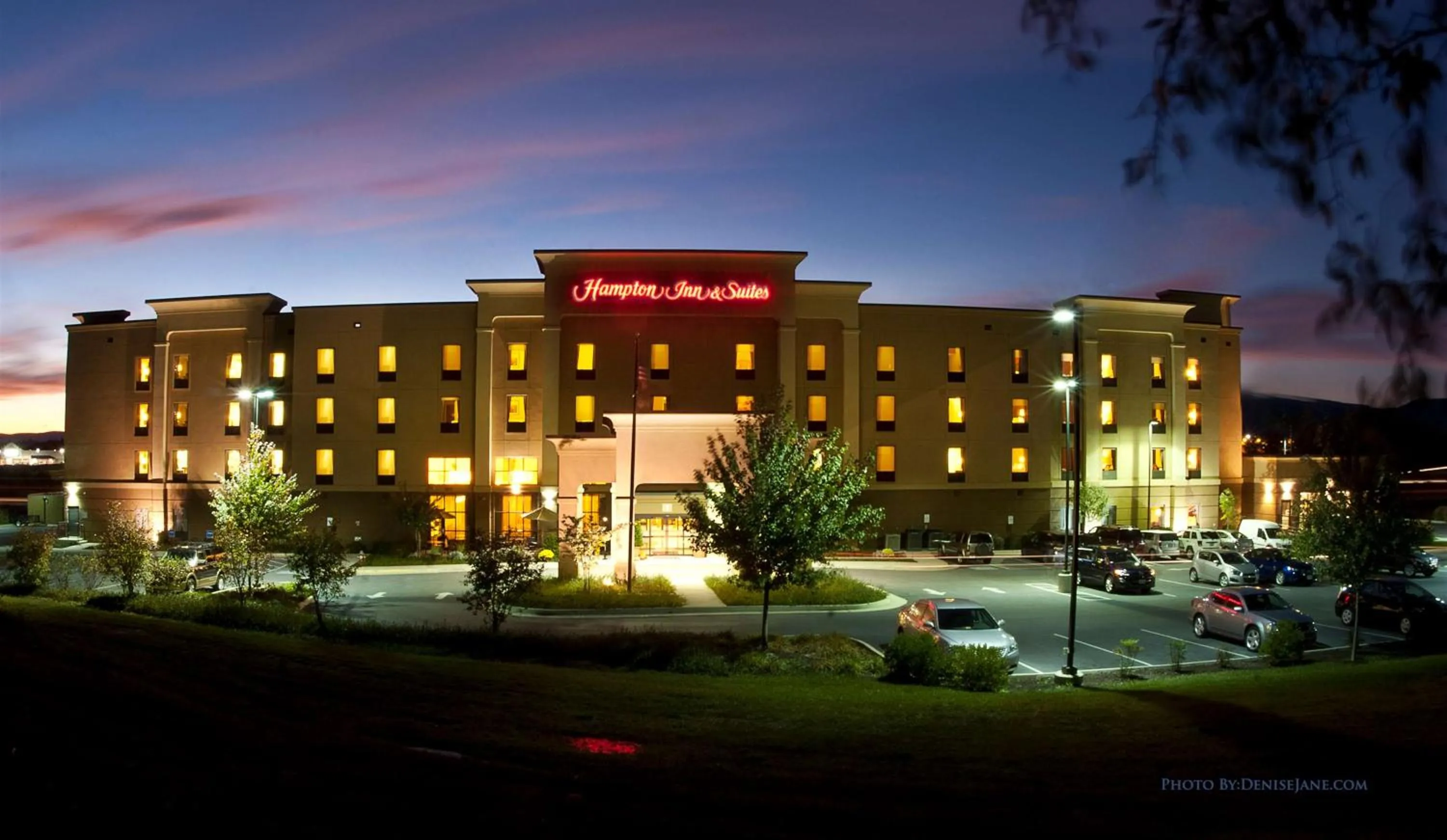 Property building in Hampton Inn and Suites Woodstock, Virginia