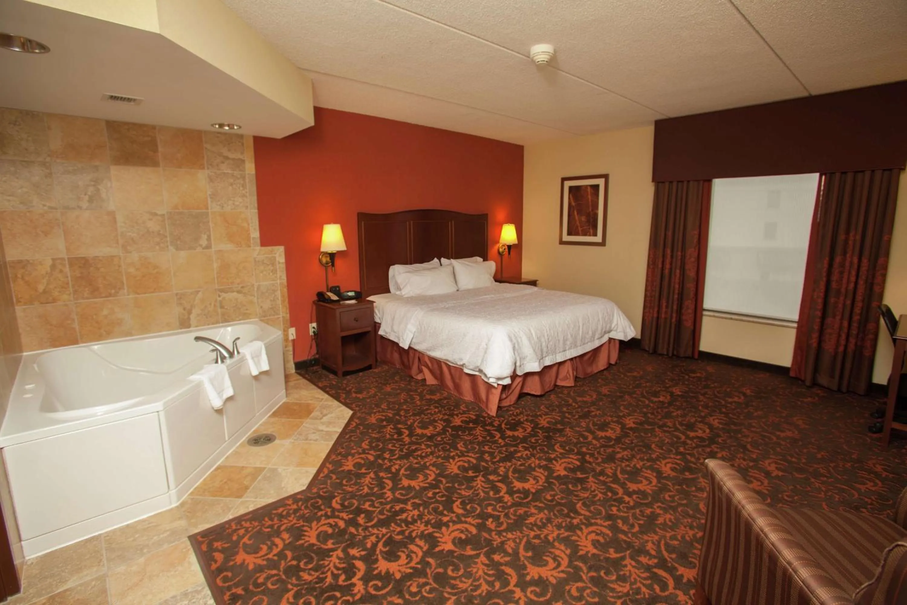 Bathroom, Bed in Hampton Inn Elmira/Horseheads