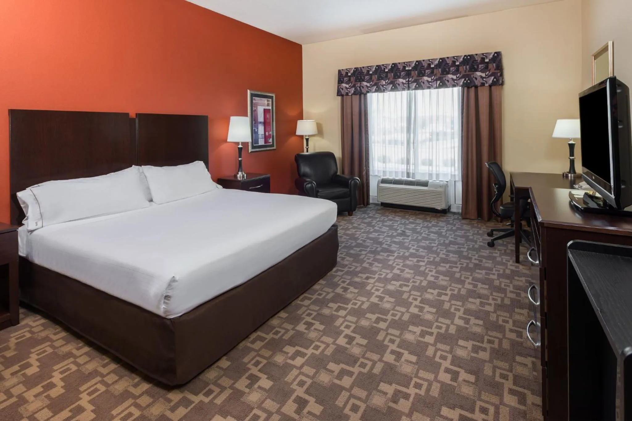 Photo of the whole room, Bed in Holiday Inn Express & Suites Lexington Downtown Area-Keeneland by IHG