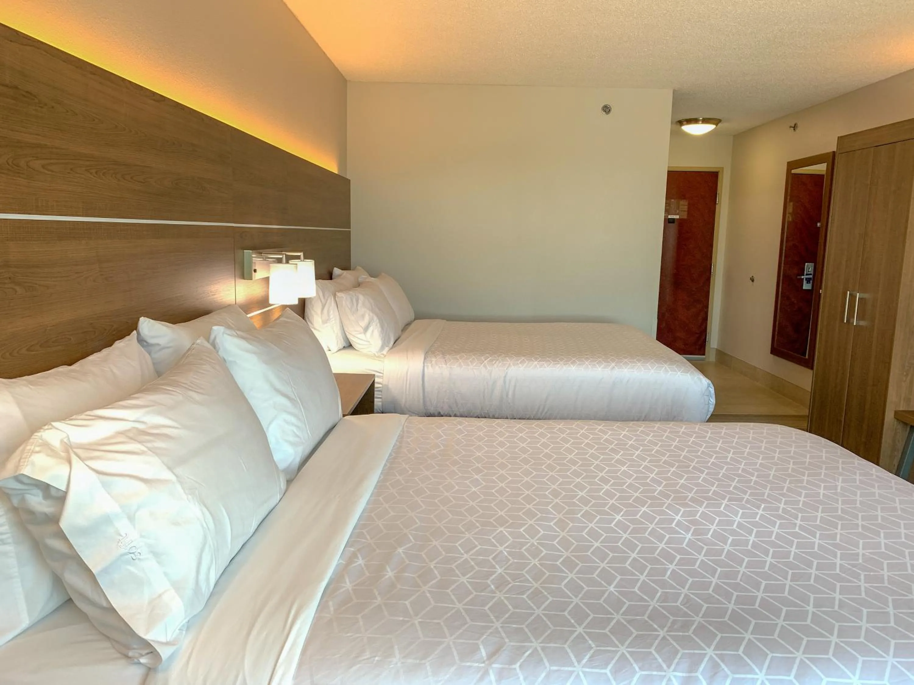 Bed in Holiday Inn Express & Suites Lexington Downtown Area-Keeneland by IHG