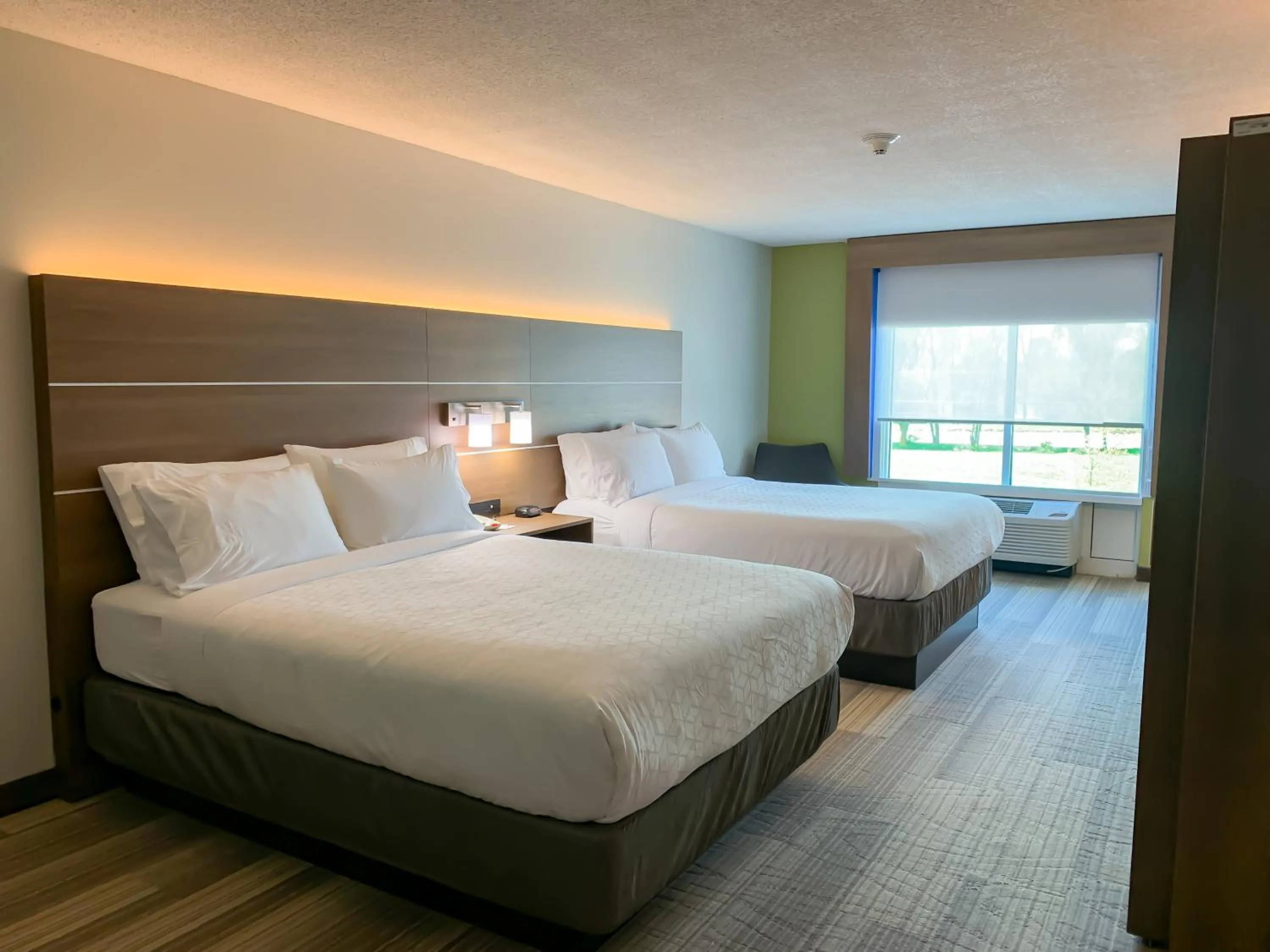 Photo of the whole room, Bed in Holiday Inn Express & Suites Lexington Downtown Area-Keeneland by IHG