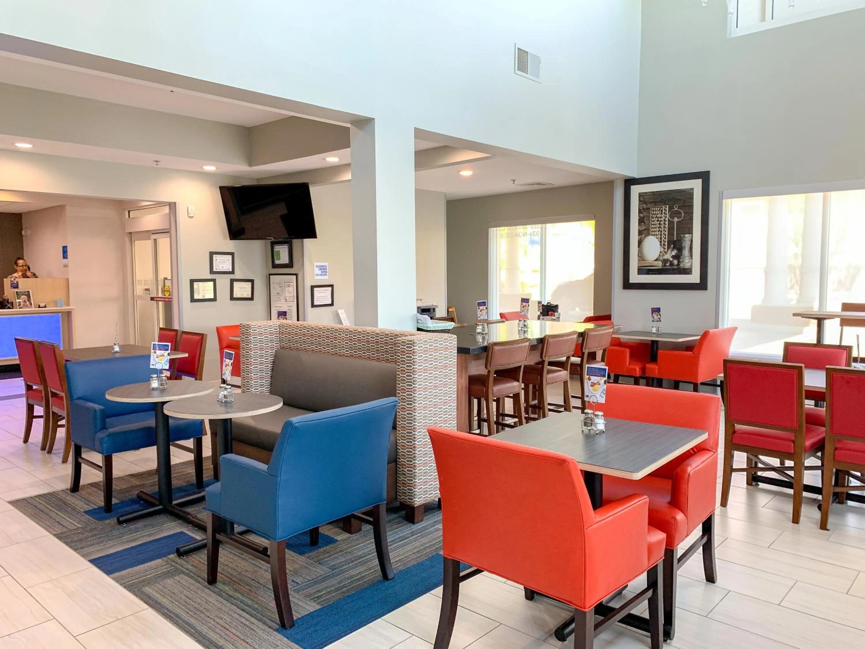 Breakfast in Holiday Inn Express & Suites Lexington Downtown Area-Keeneland by IHG
