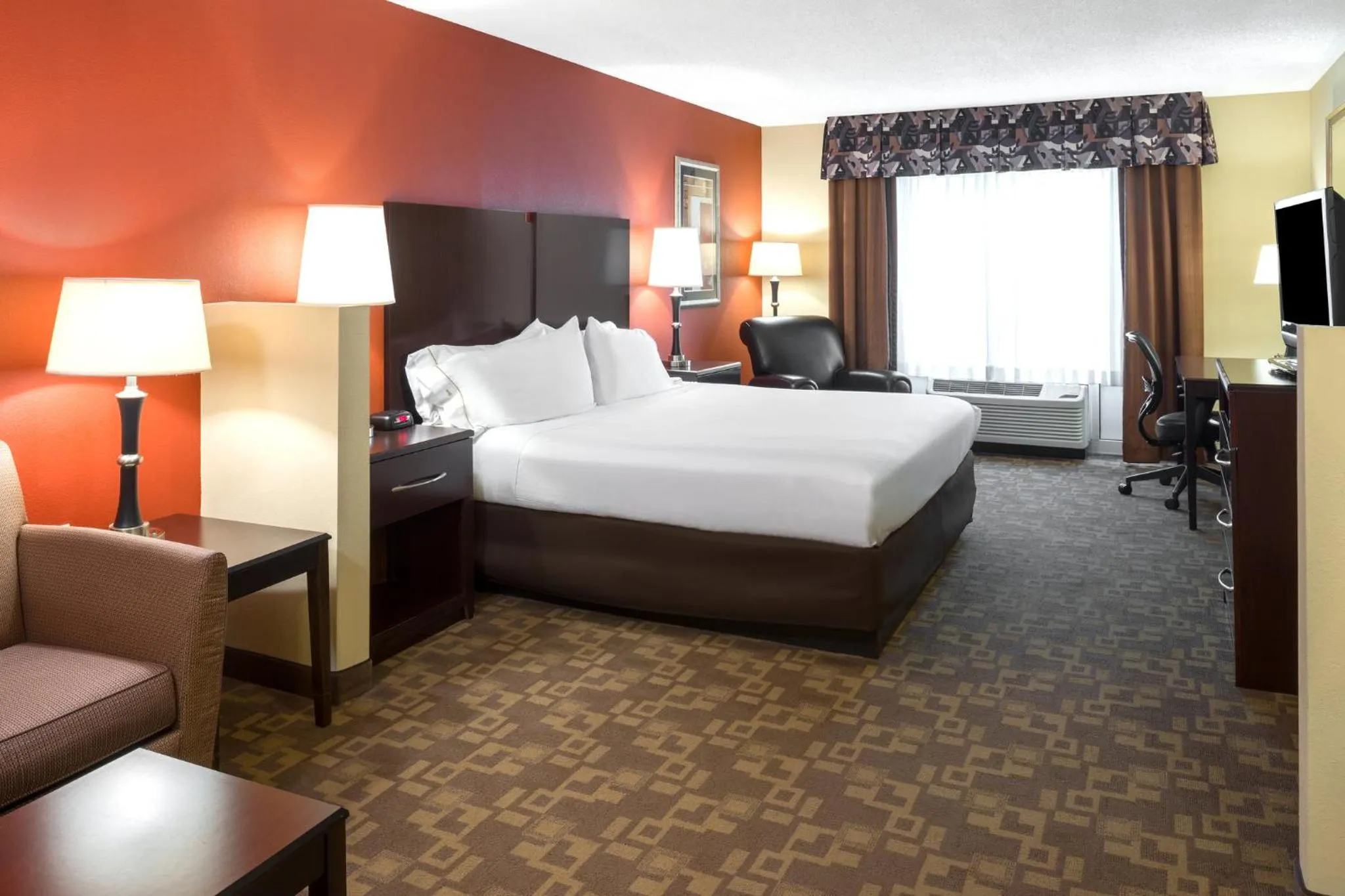 Photo of the whole room, Bed in Holiday Inn Express & Suites Lexington Downtown Area-Keeneland by IHG