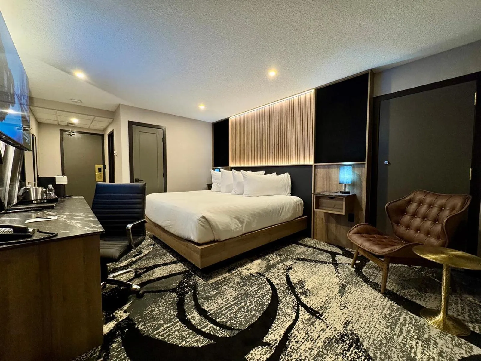 Bed in Carriage House Hotel and Conference Centre