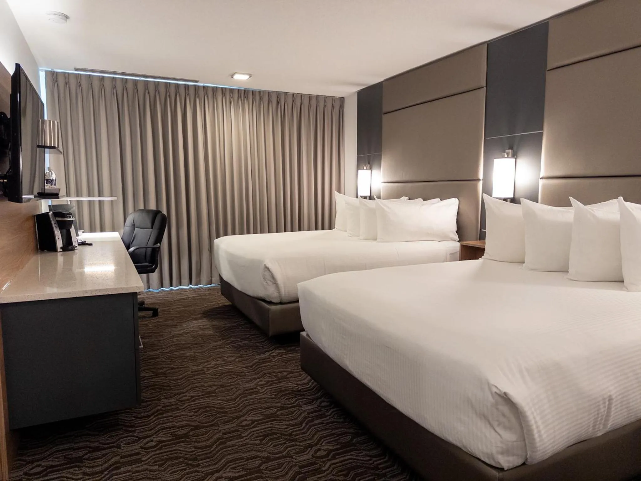 TV and multimedia, Bed in Carriage House Hotel and Conference Centre