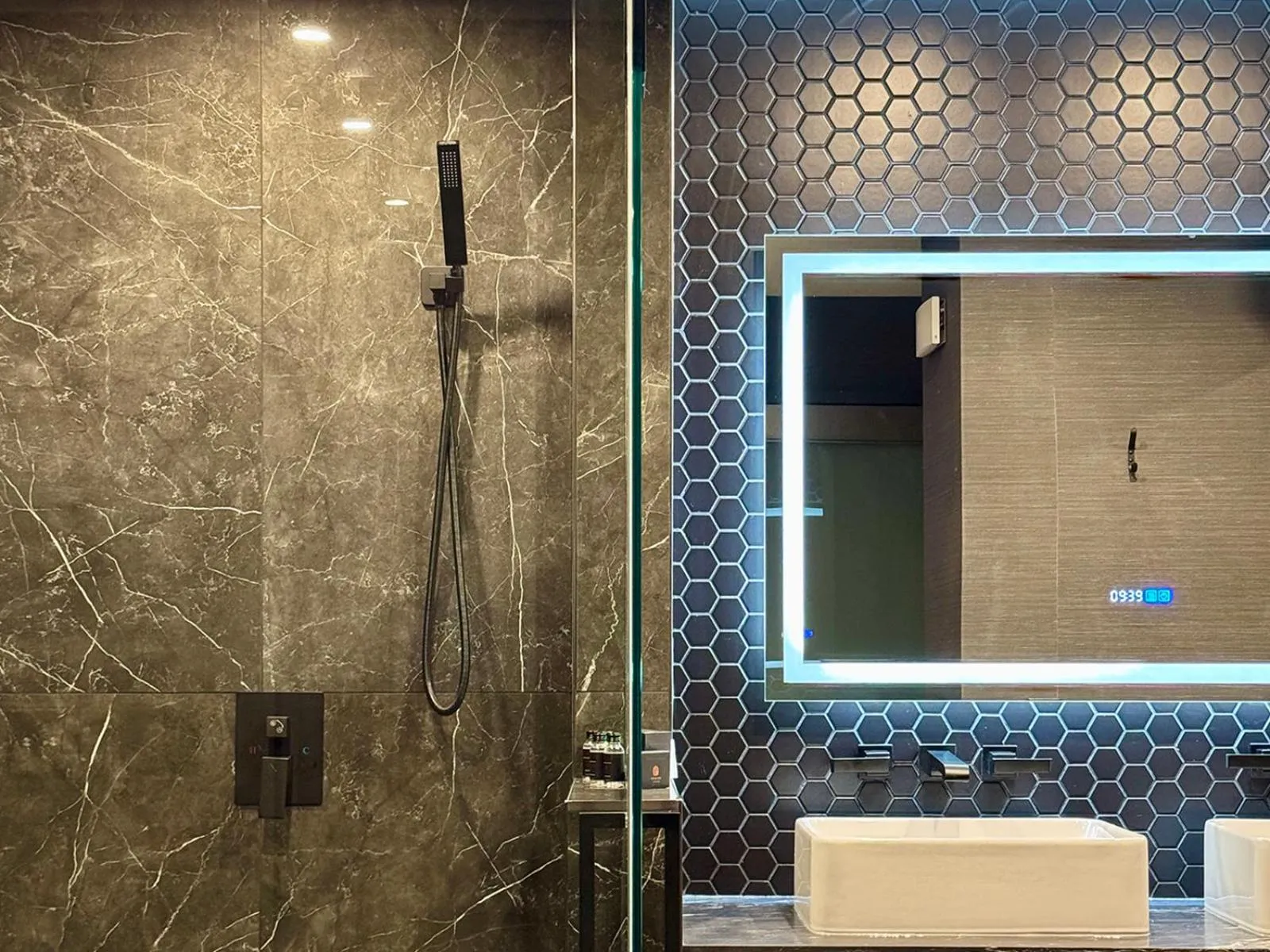 Bathroom in Carriage House Hotel and Conference Centre