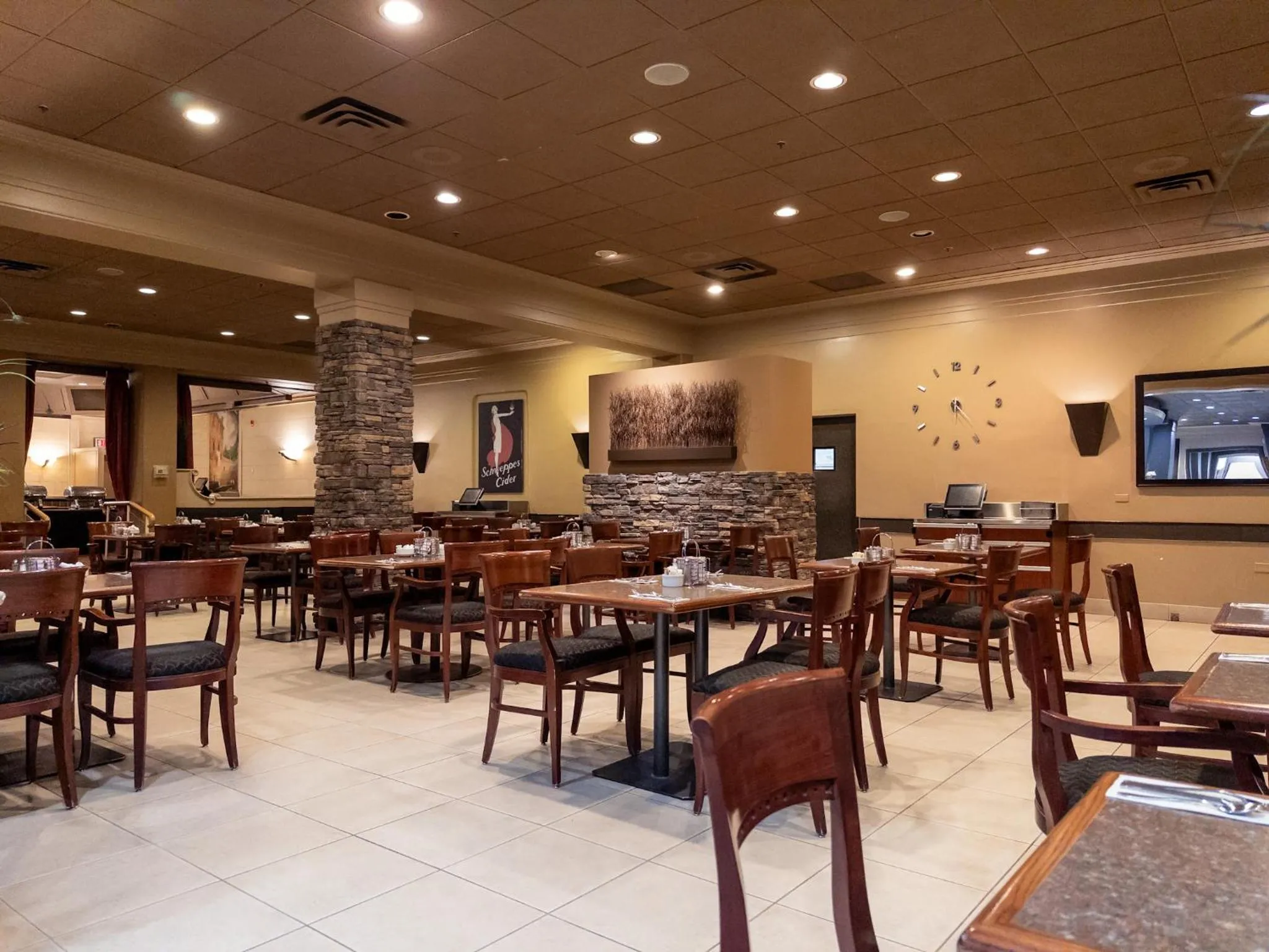 Restaurant/places to eat in Carriage House Hotel and Conference Centre