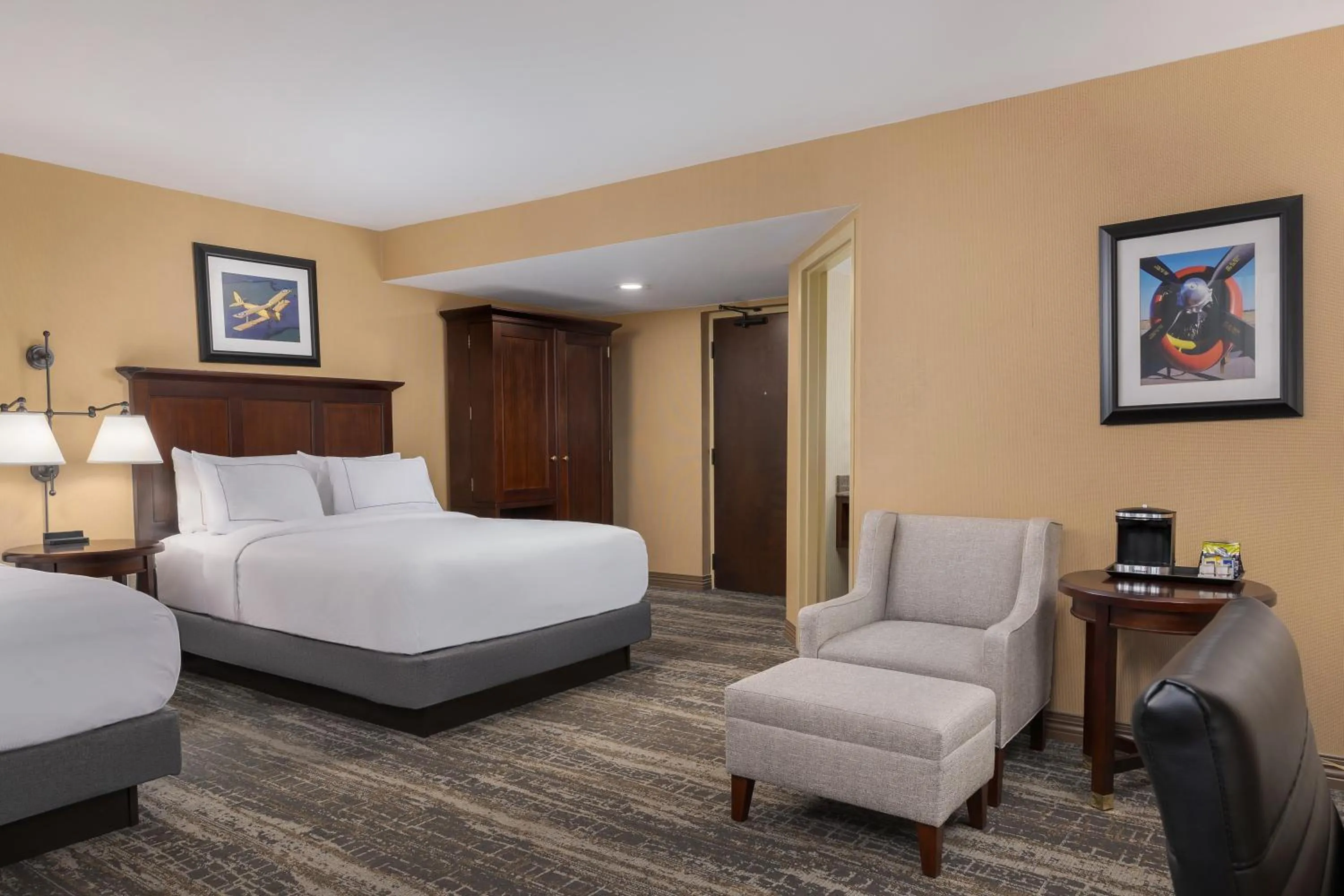 Bedroom, Bed in DoubleTree by Hilton Cincinnati Airport
