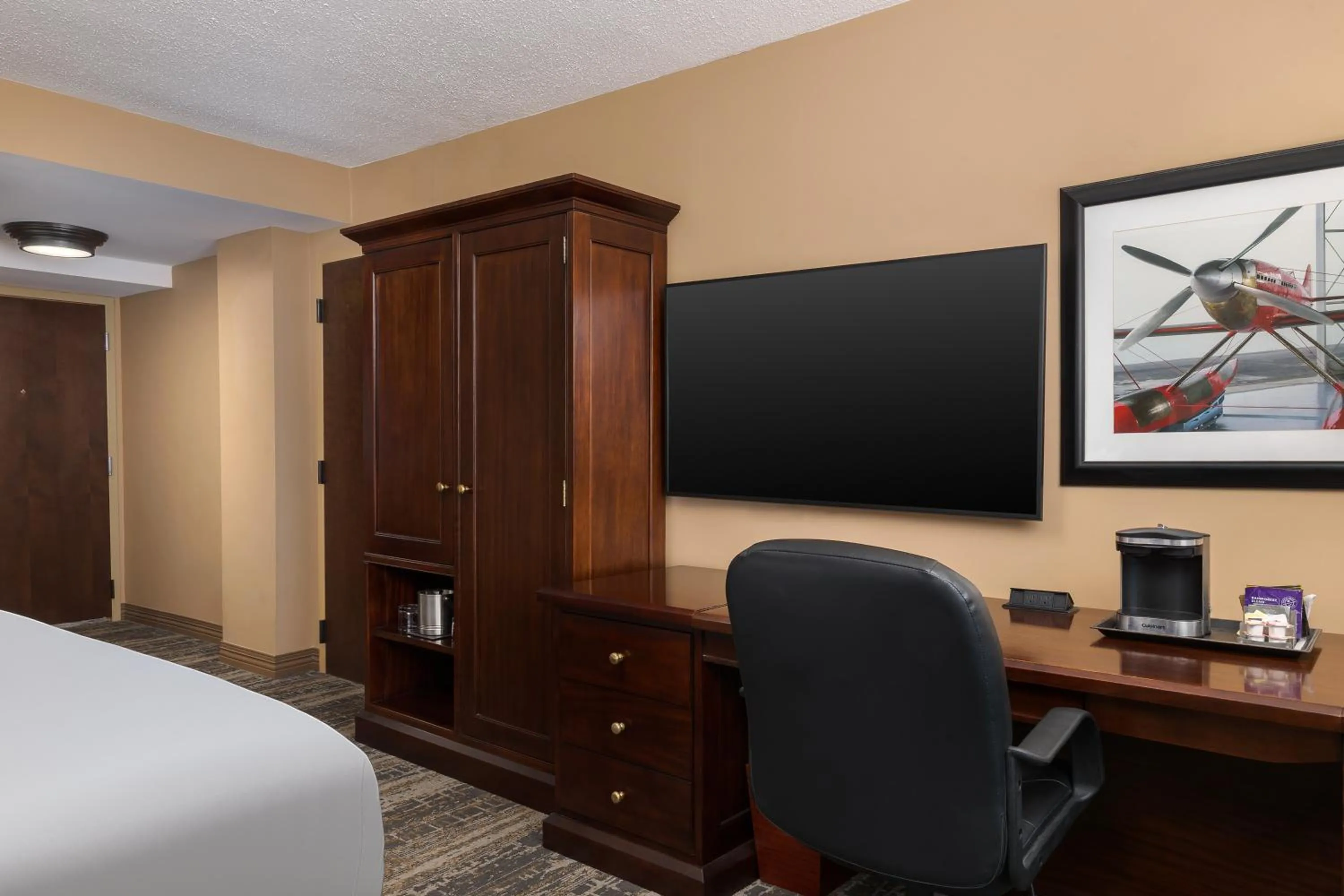 Bedroom, Bed in DoubleTree by Hilton Cincinnati Airport