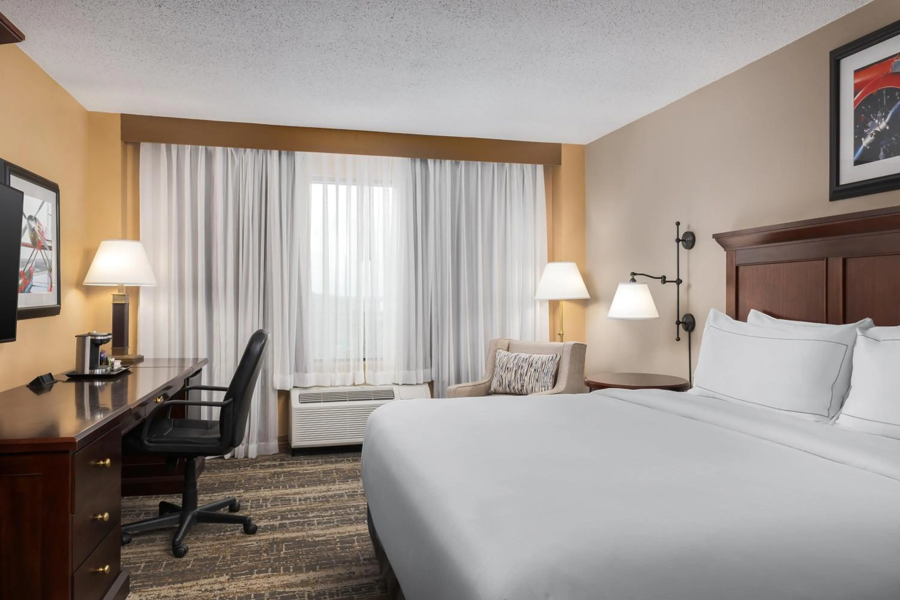 Bedroom, Bed in DoubleTree by Hilton Cincinnati Airport
