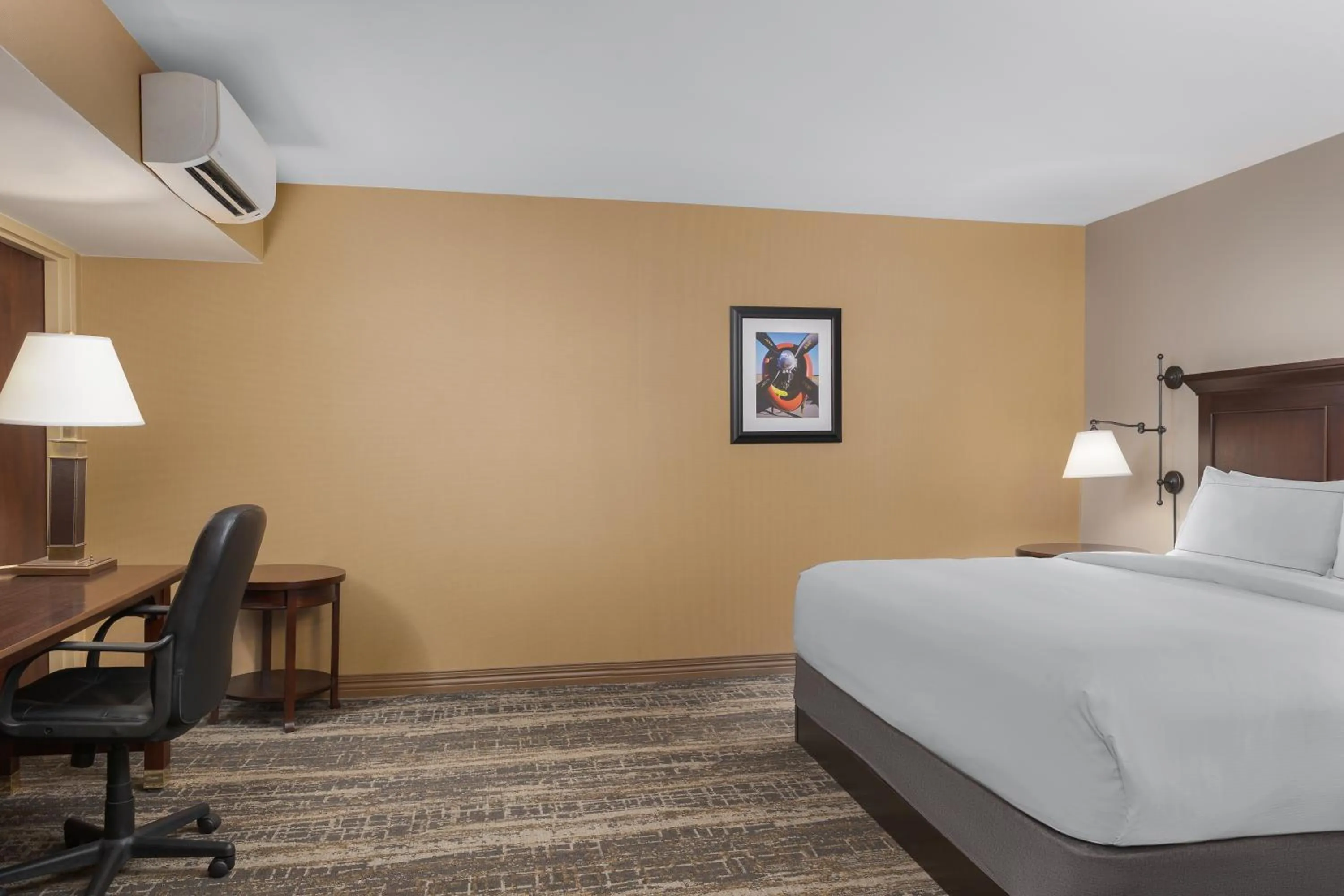 Bedroom, Bed in DoubleTree by Hilton Cincinnati Airport