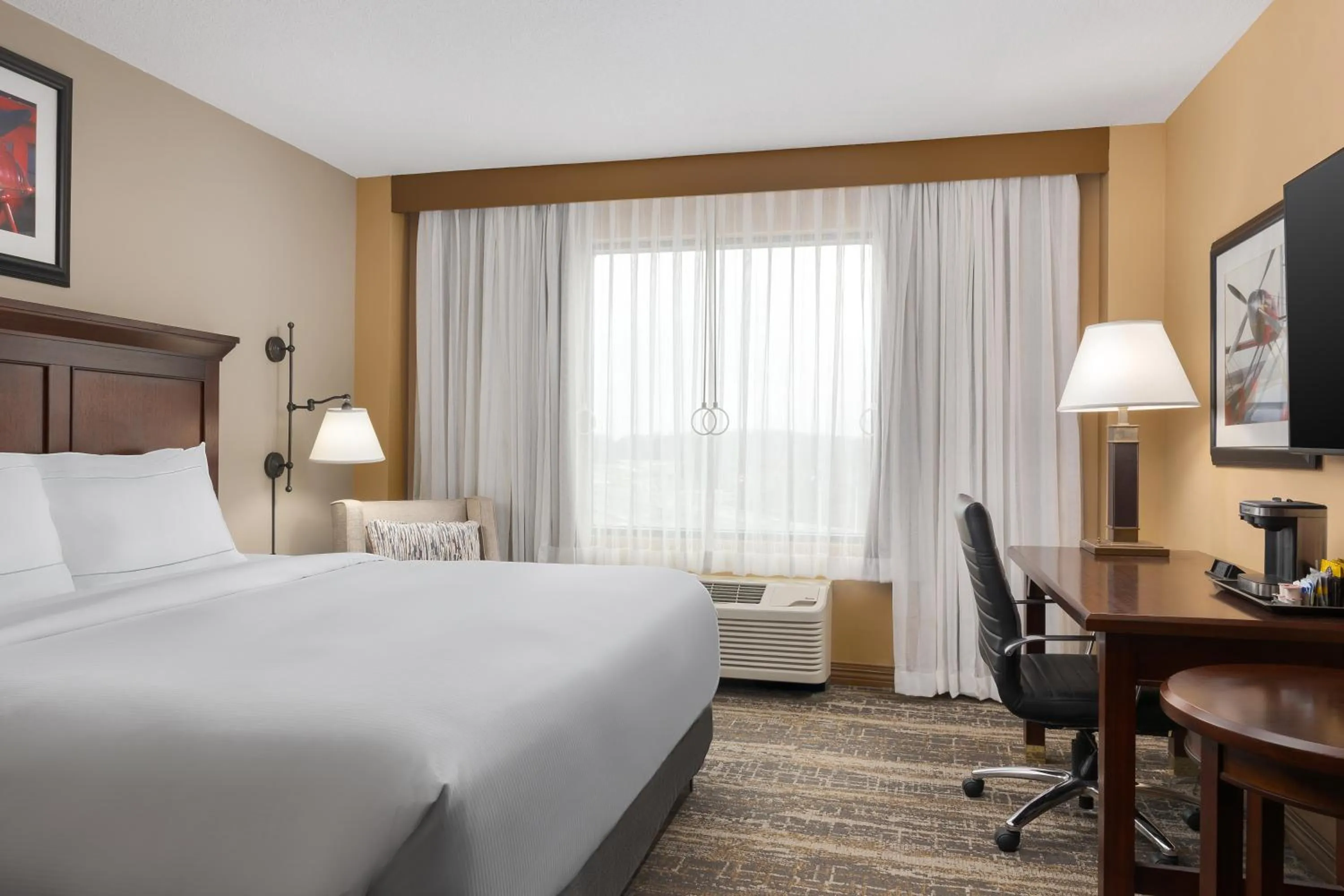 Bedroom, Bed in DoubleTree by Hilton Cincinnati Airport