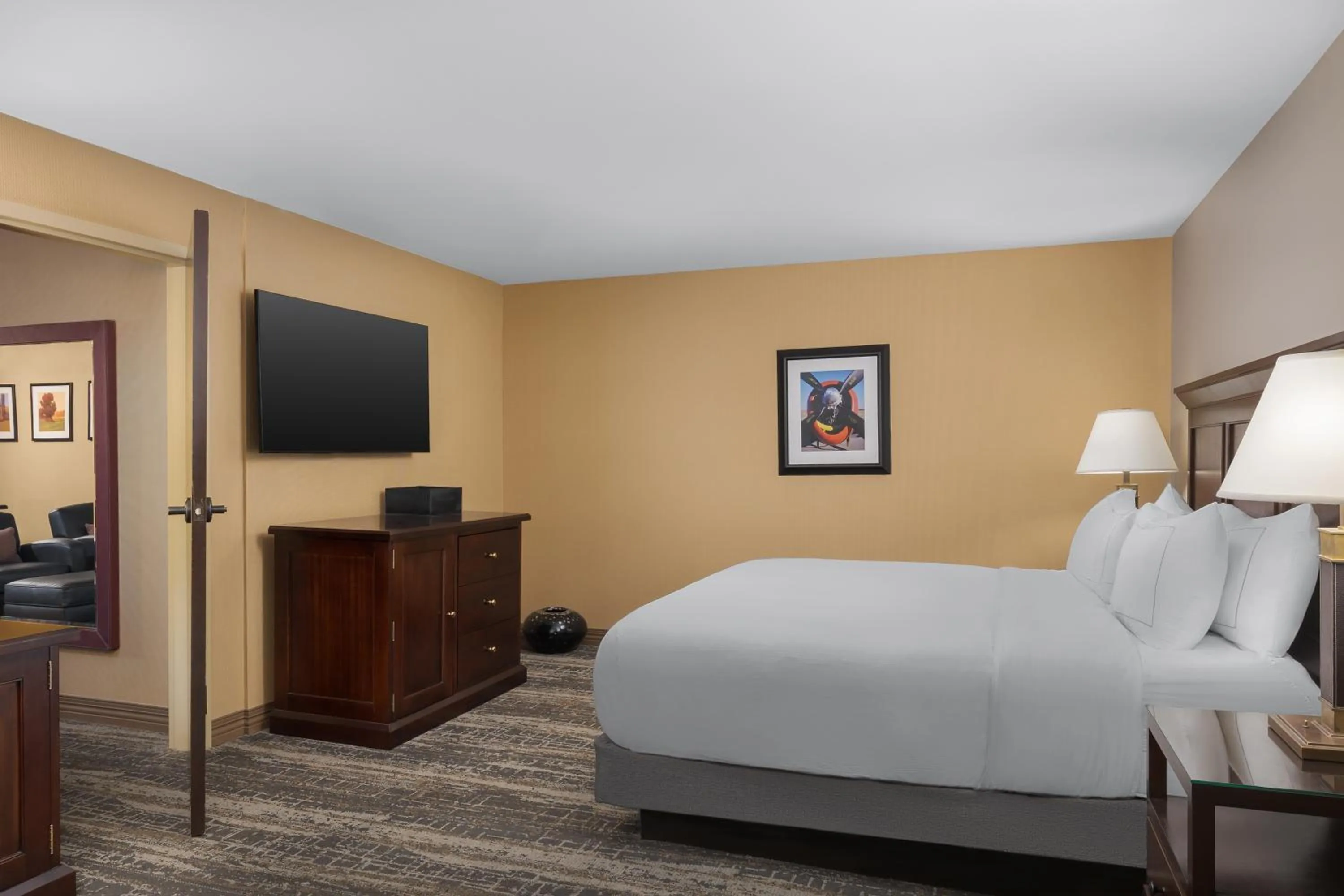 Bedroom, Bed in DoubleTree by Hilton Cincinnati Airport