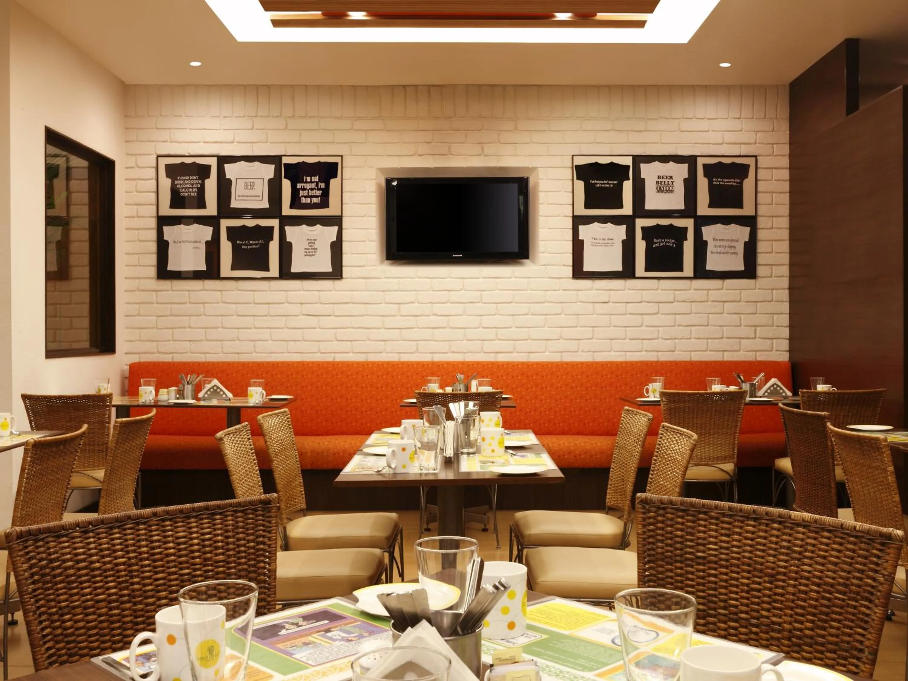 Restaurant/places to eat in Lemon Tree Hotel Chennai