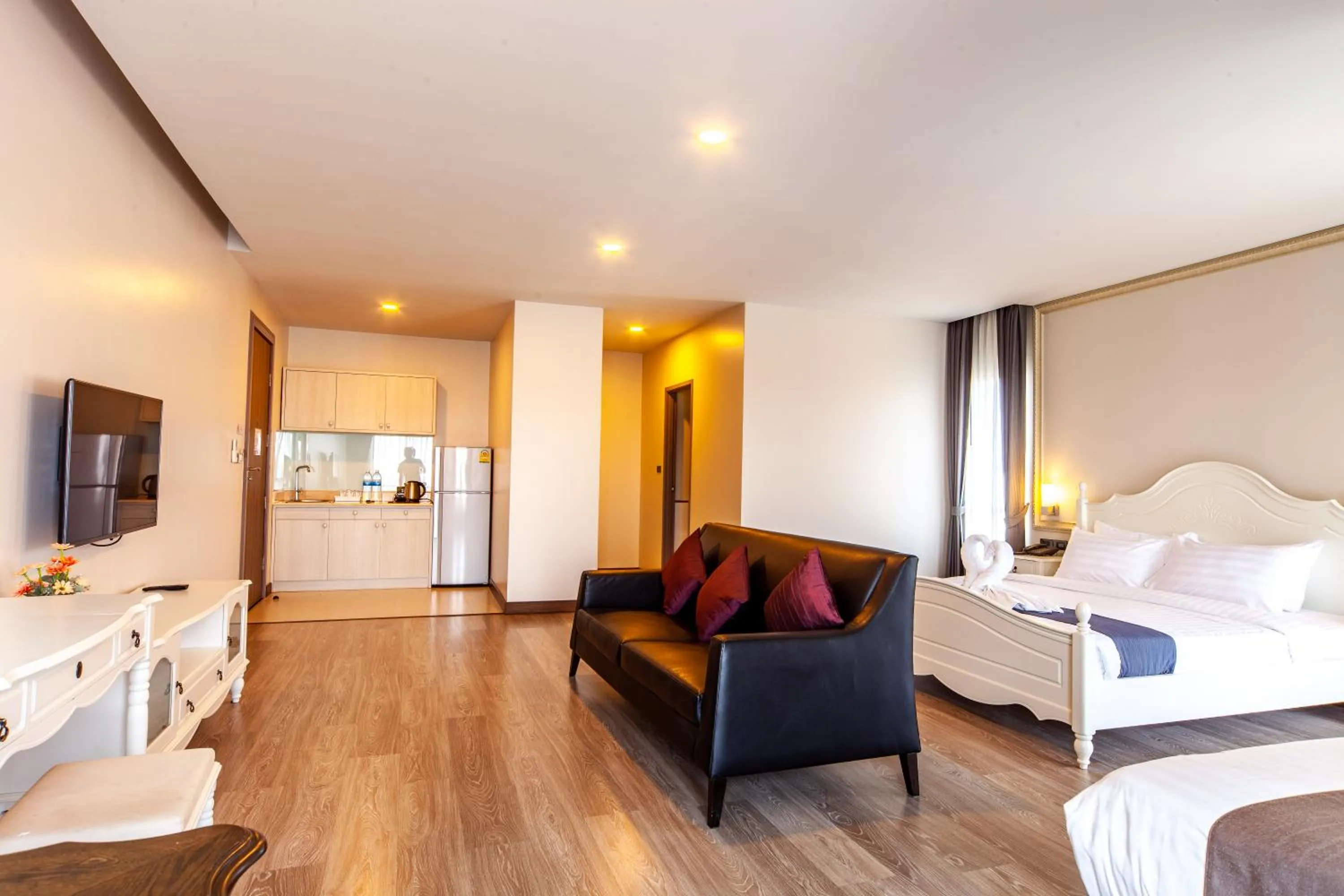 Photo of the whole room, Bed in Rung Aroon Hotel By Le Siri