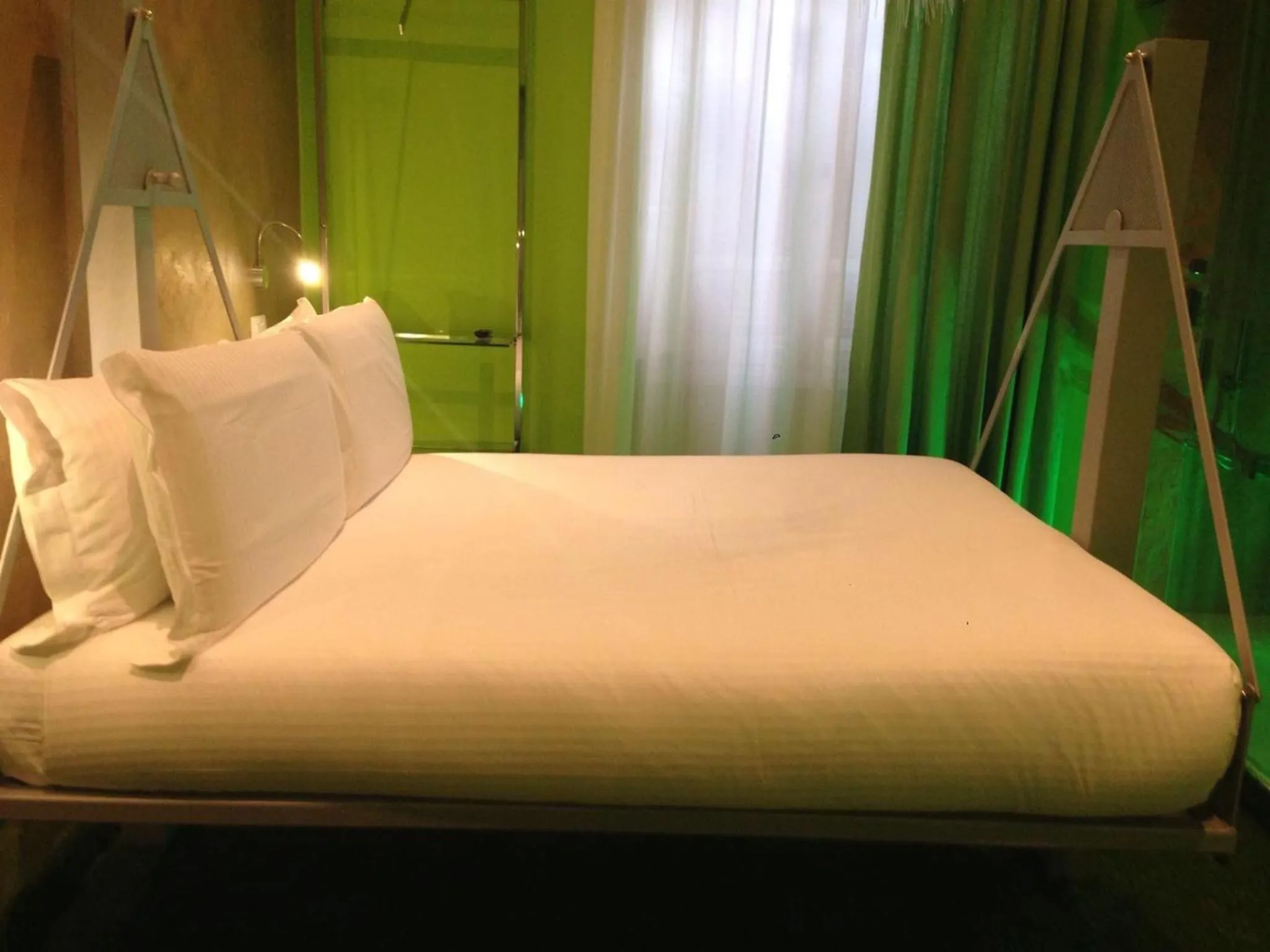 Photo of the whole room, Bed in iRooms Central Station